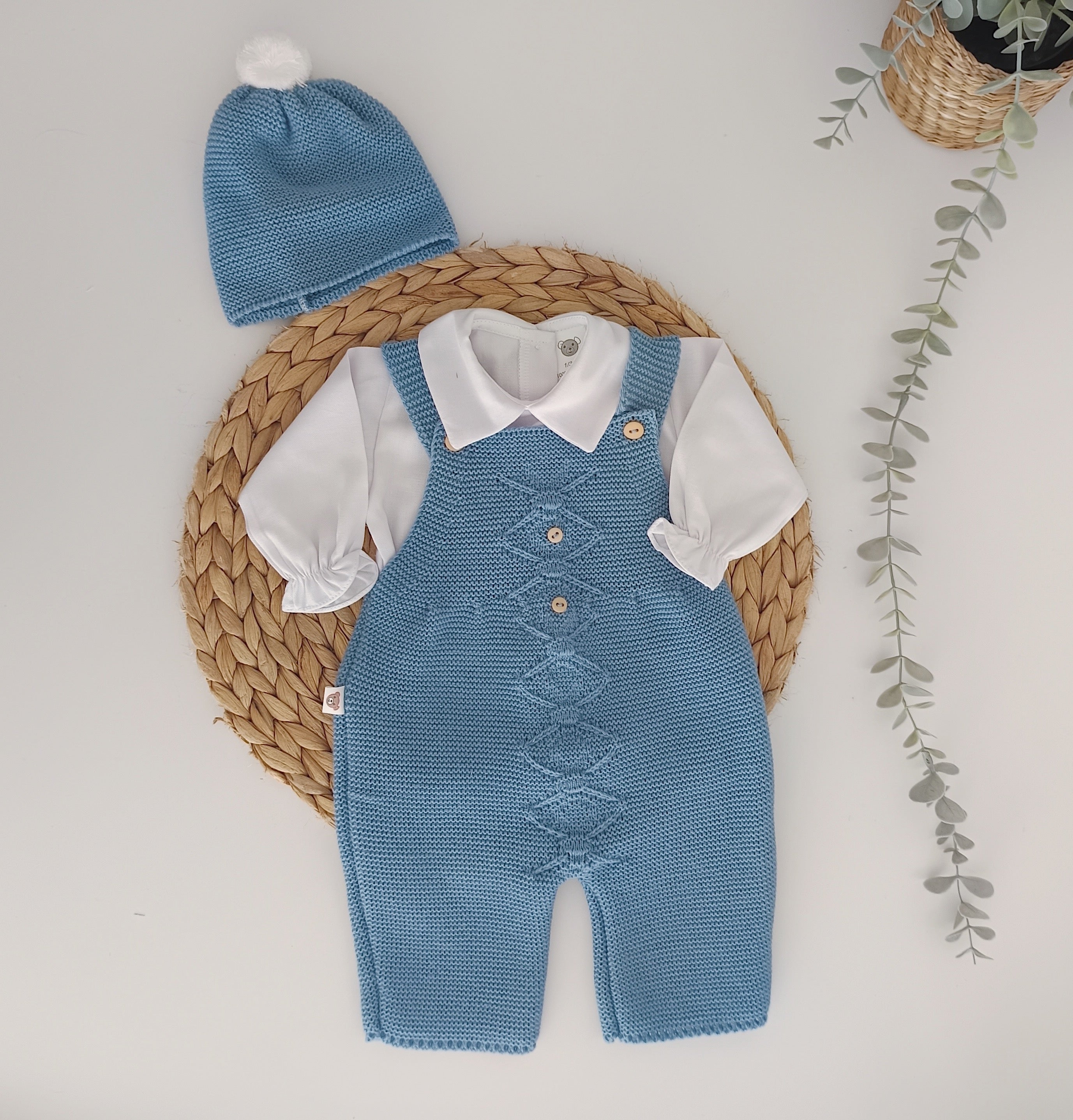 Jardineiras de malha c/ camisa gola bico Losangos Botões e gorro Jeans