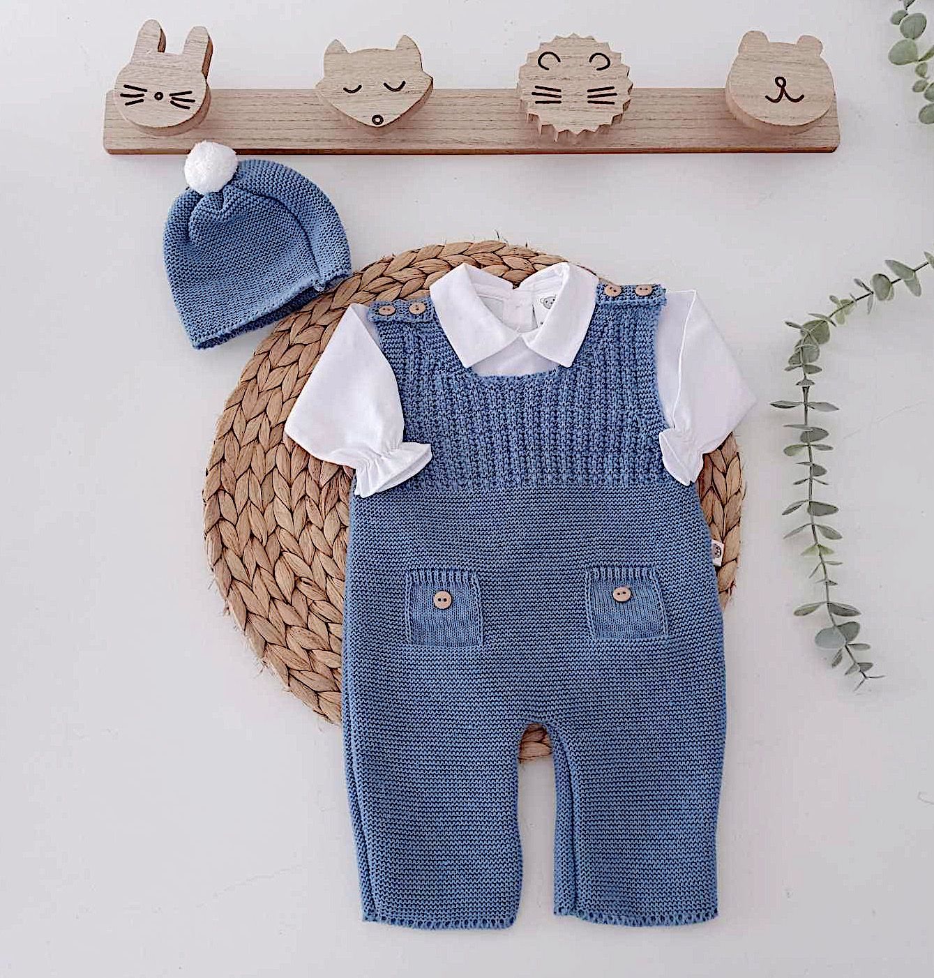 Jardineiras de malha Botões c/ camisa gola bico e gorro Jeans