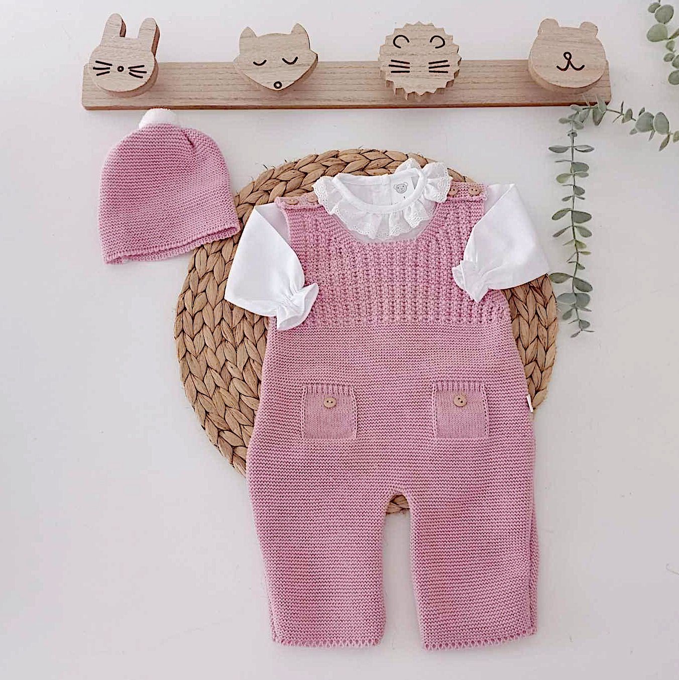Jardineiras de malha Botões c/ camisa gola folho e gorro Rosa Velho