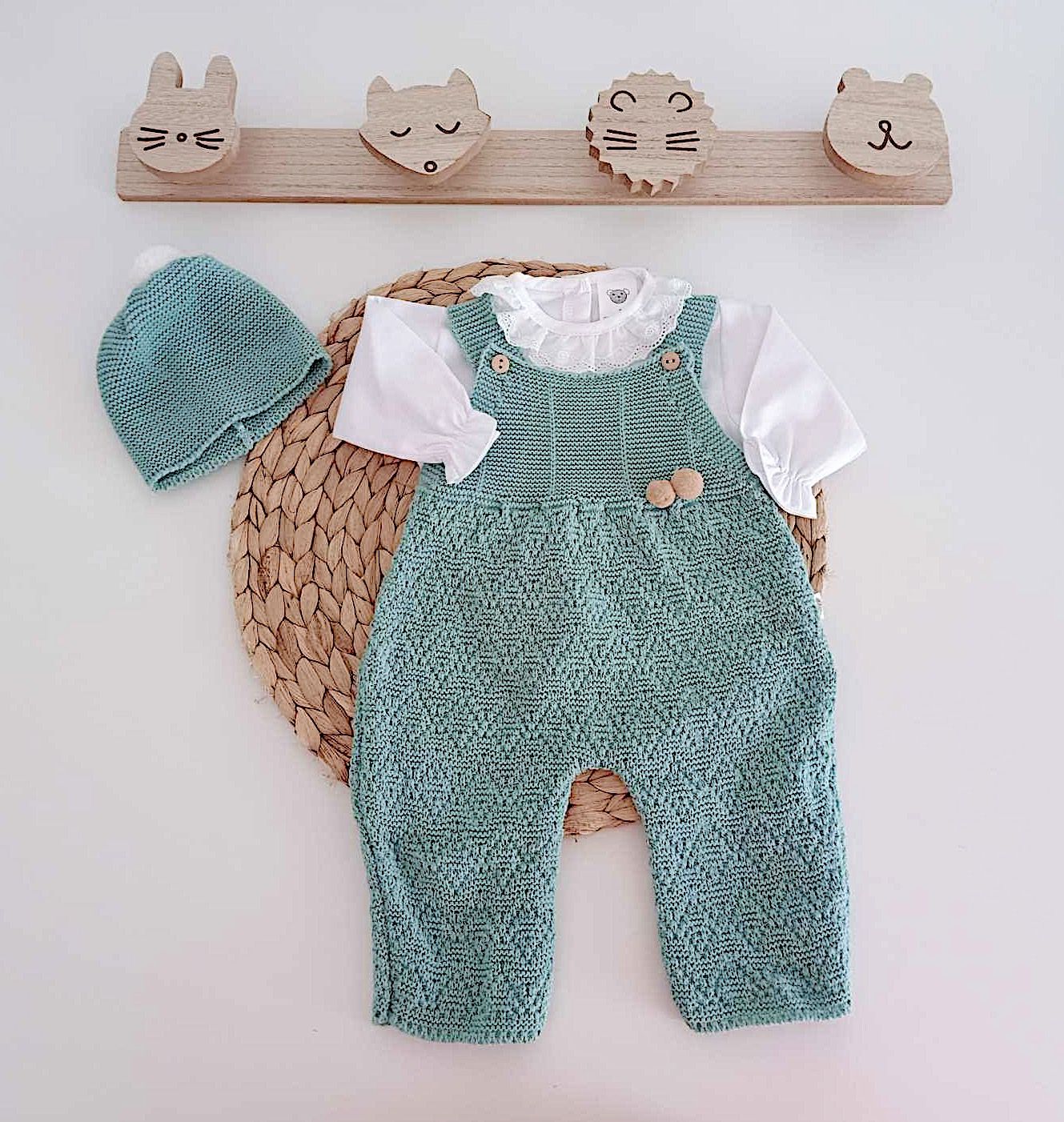 Jardineiras de malha Pompons c/ camisa gola folho e gorro Verde