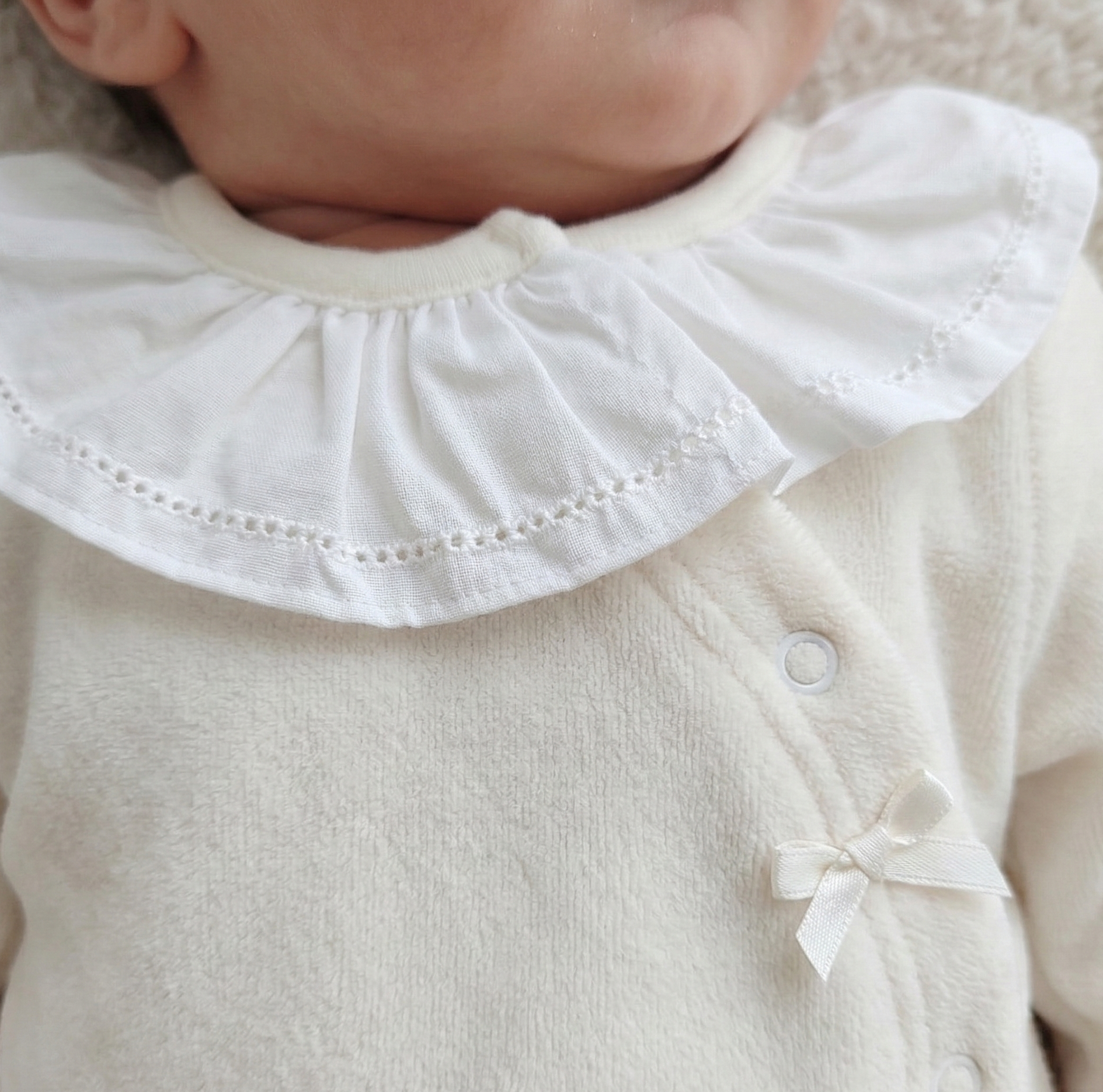 Detalhe lacinho gola folho babygrow basic pérola unissexo