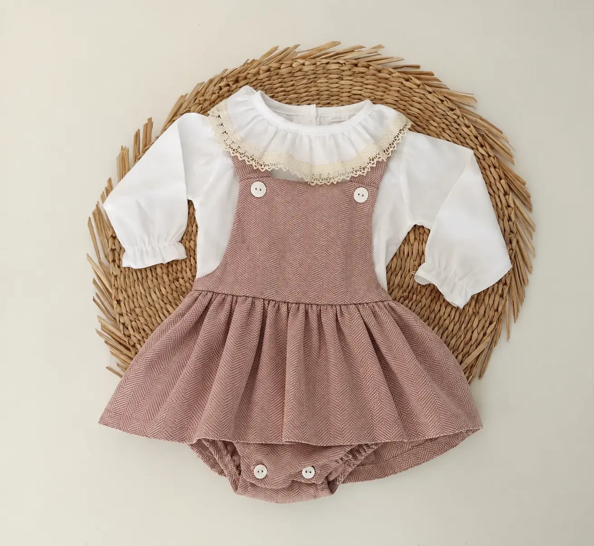 Fofo bebé rosa velho com blusa branca de renda pérola para menina