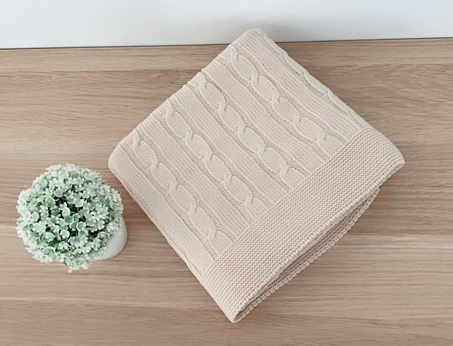 Detalhe padrão trança em manta de malha para bebé, textura rica e macia, 100% acrílico premium FitFiu