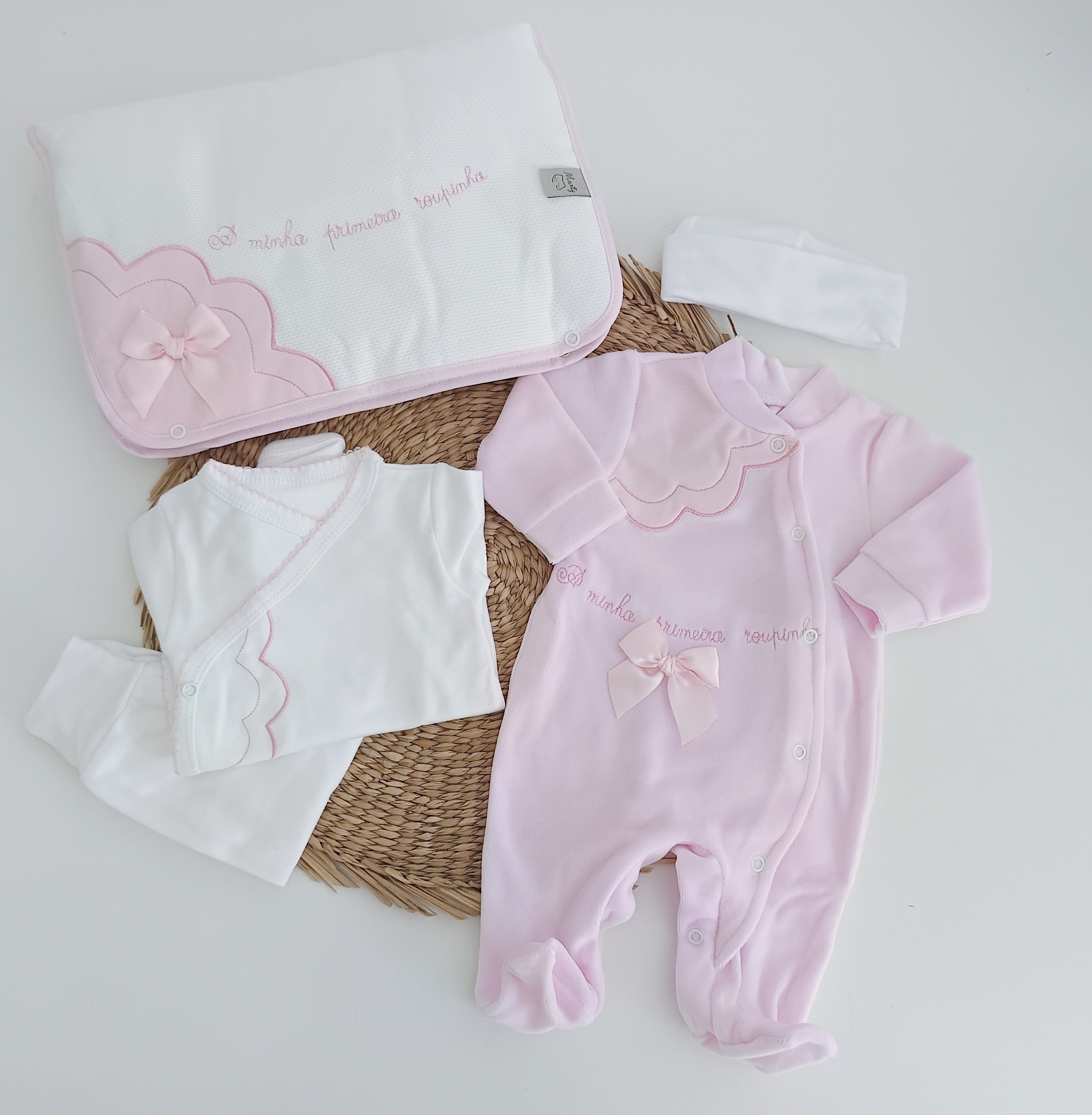 Conjunto de Primeira Roupinha com toalha e fralda Nuvem Rosa