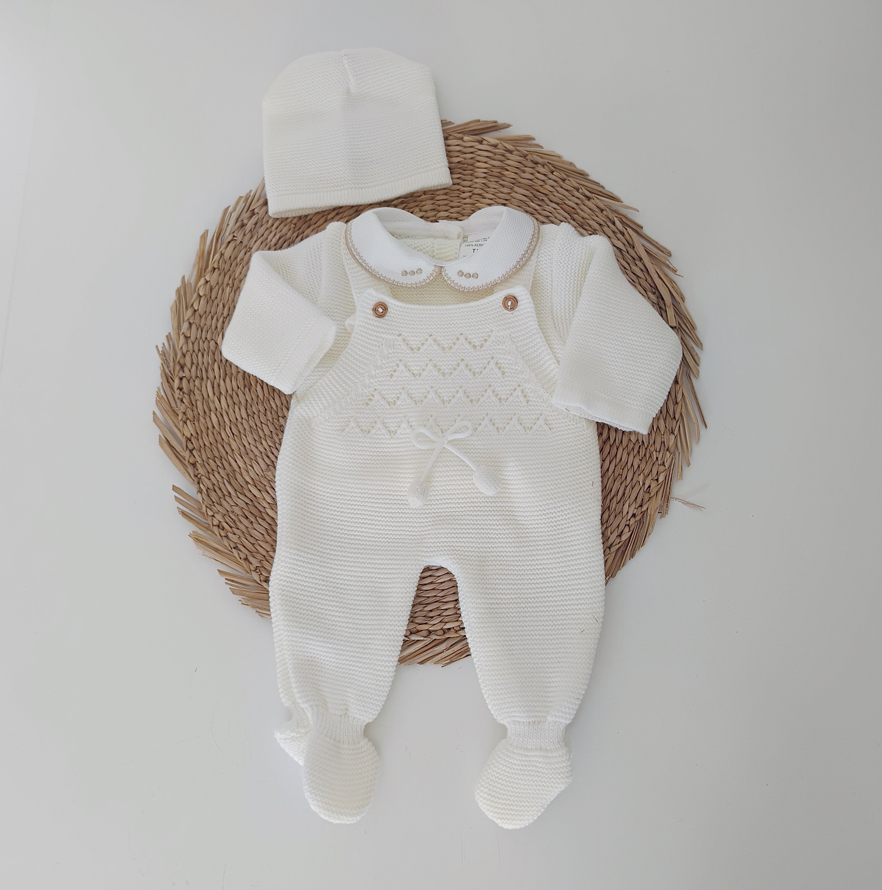 Jardineira Malha Saída Maternidade Pompons Pequenos Pérola