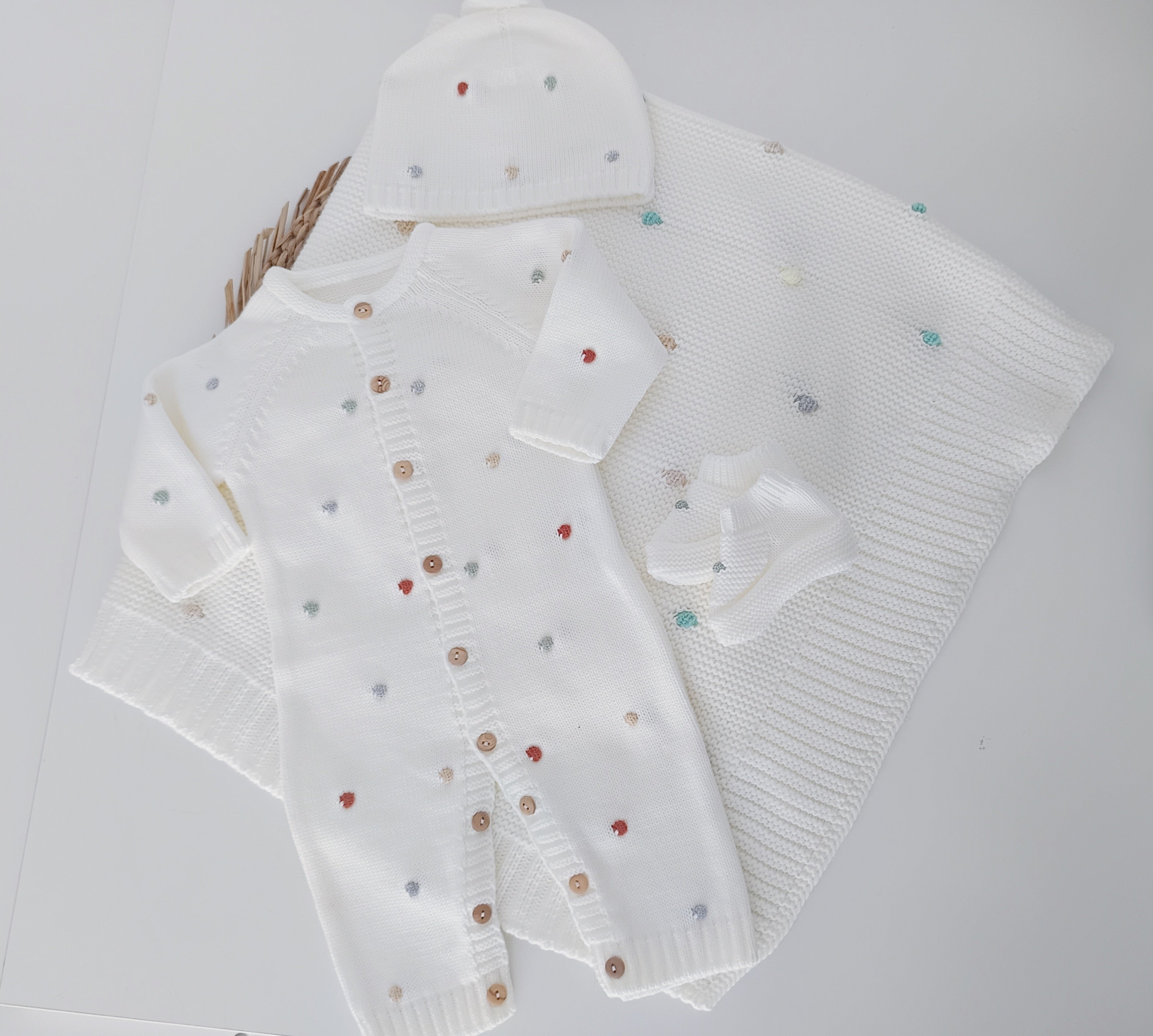 Conjunto Manta Pompons Coloridos com Babygrow, Gorro e Carapins Malha