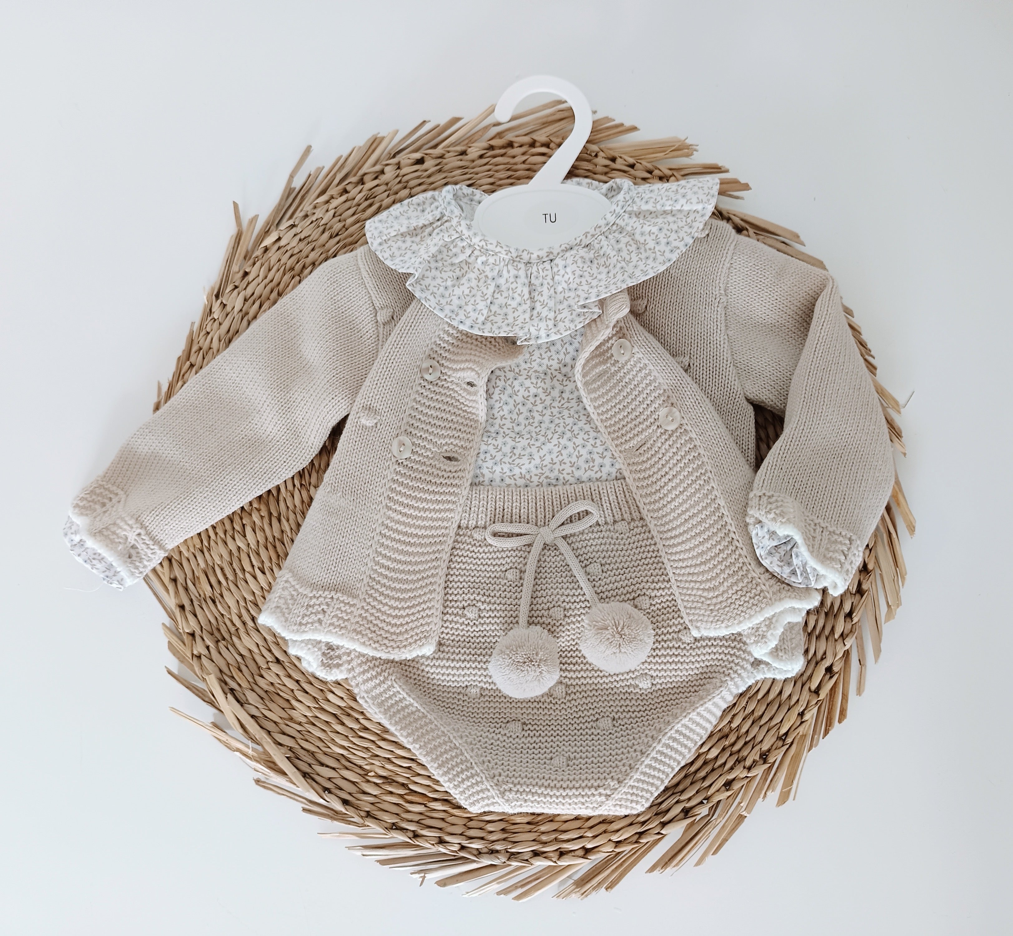 Conjunto Tapa Fraldas com Blusa e Casaco de Malha Florinhas Areia