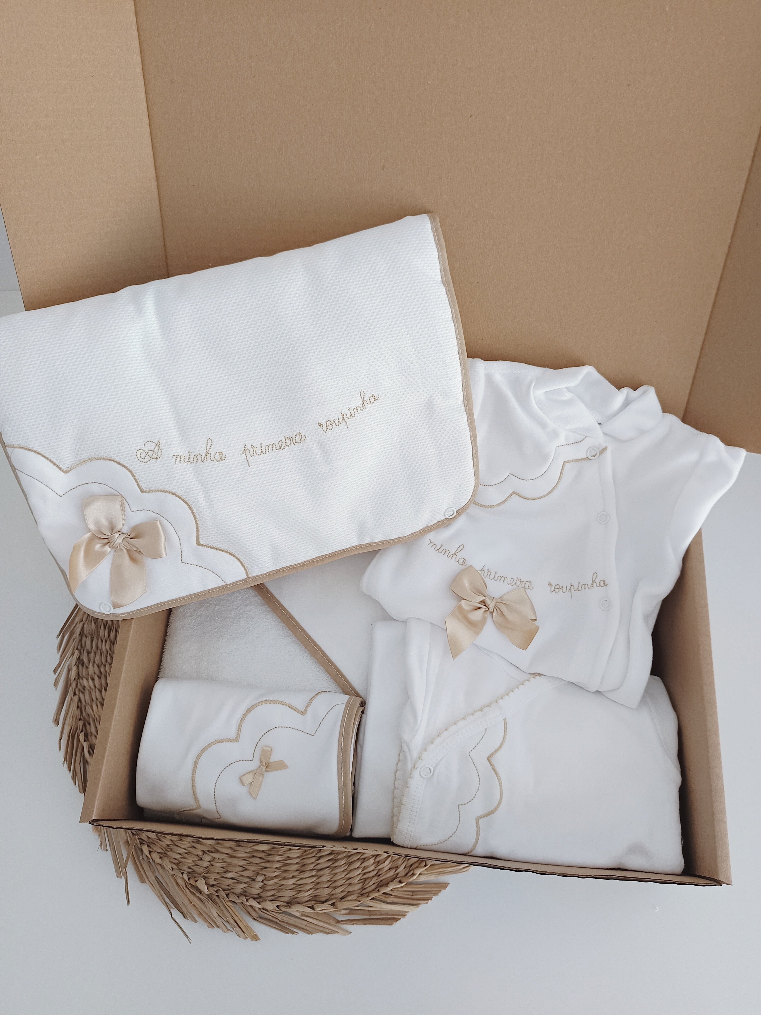 Conjunto de Primeira Roupinha com toalha e fralda Nuvem Areia