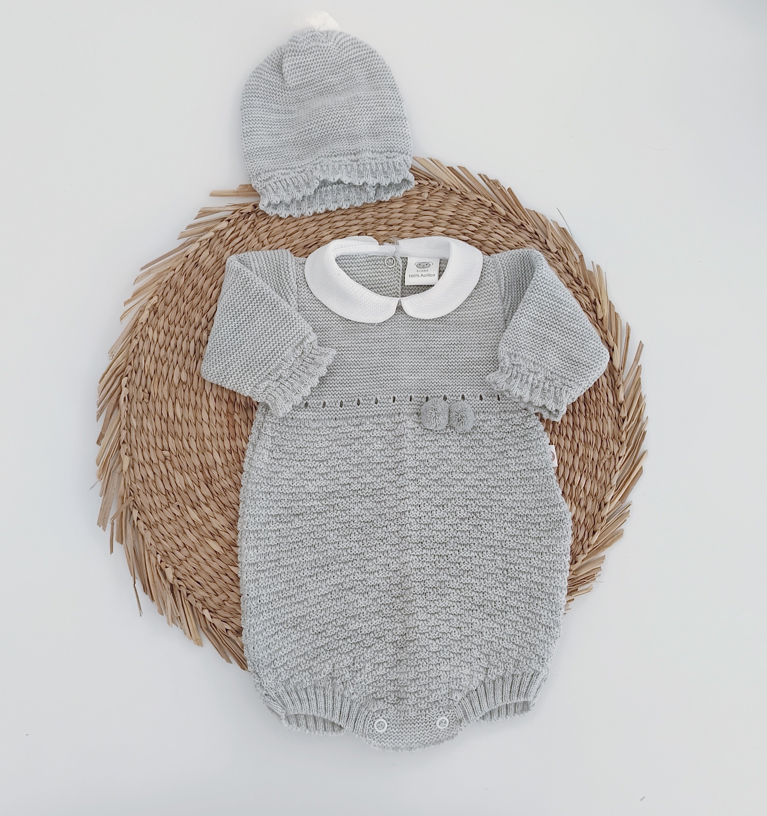 Fofo de Malha Pompons com Gorro Cinza