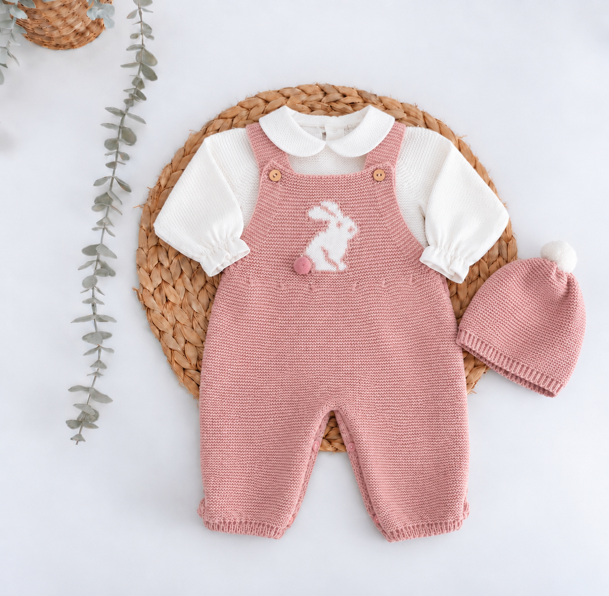 Jardineiras de malha Bolso Coelho c/ camisa e gorro Rosa Velho
