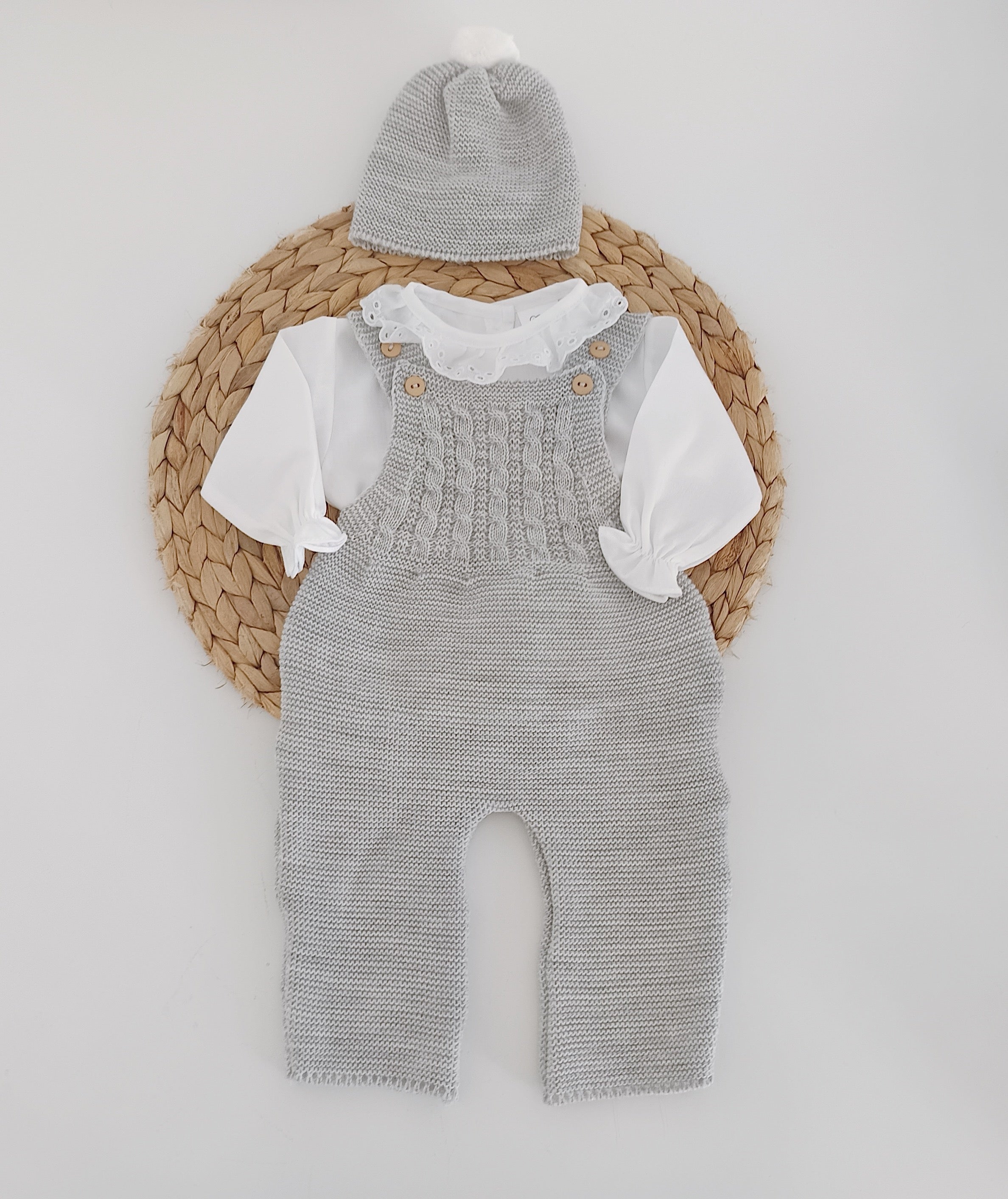 Jardineiras de Malha Trancinhas c/ Blusa Gola Folho e Gorro Cinza