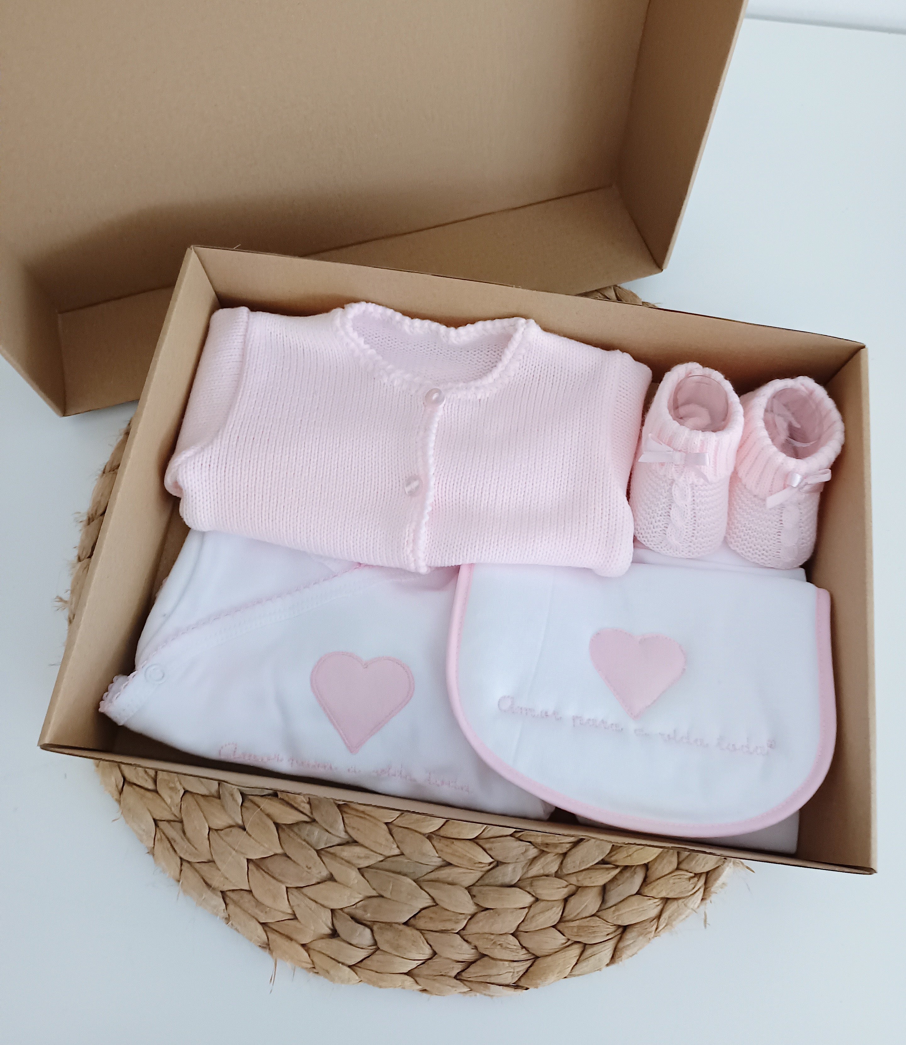 Amor Para a Vida Toda® | Pack Casaco Carapins Interior e Babete Rosa