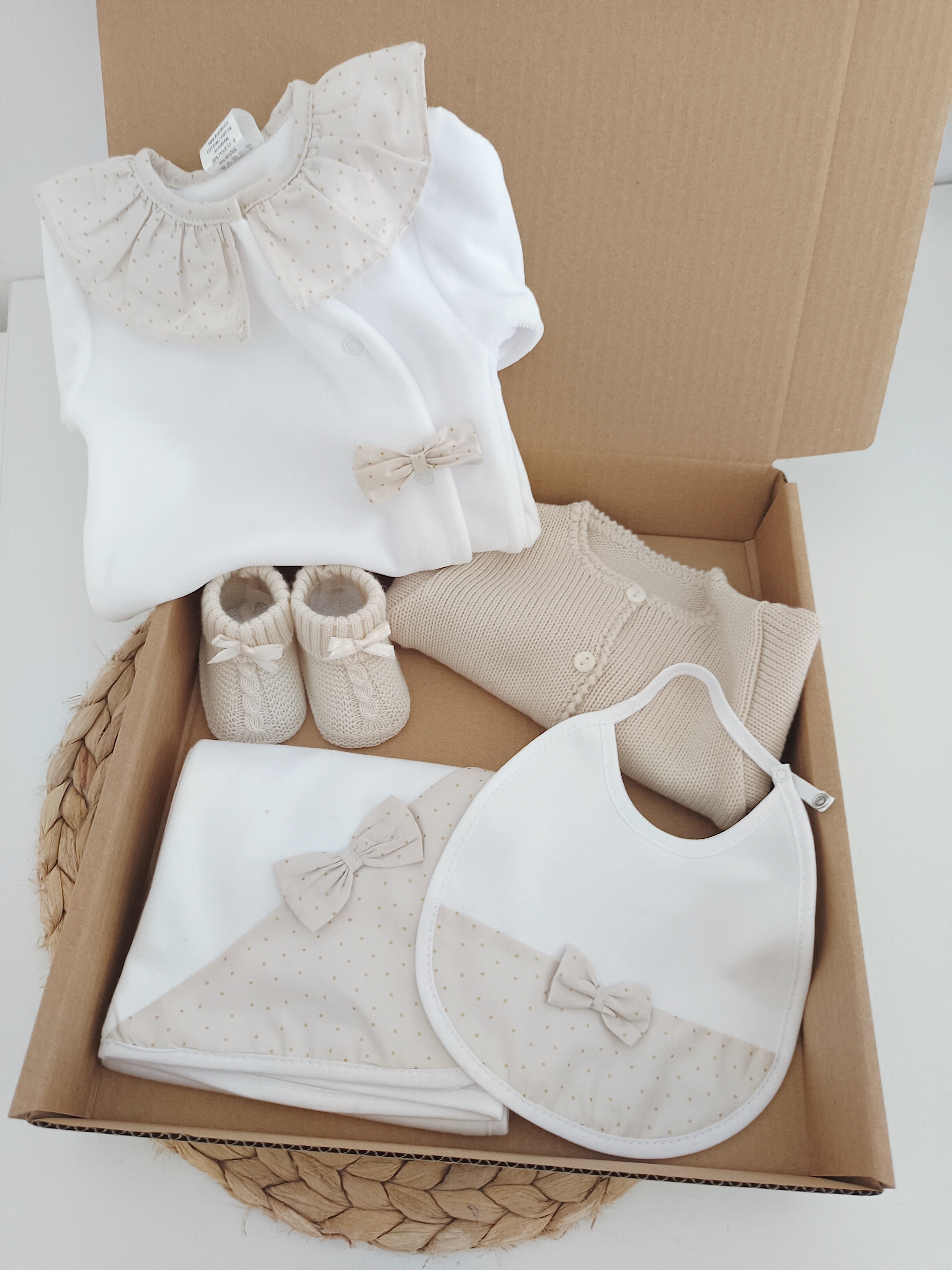 FitFiu Babies® | Conjunto Primeira Roupa Veludo Laço Pintinhas Areia