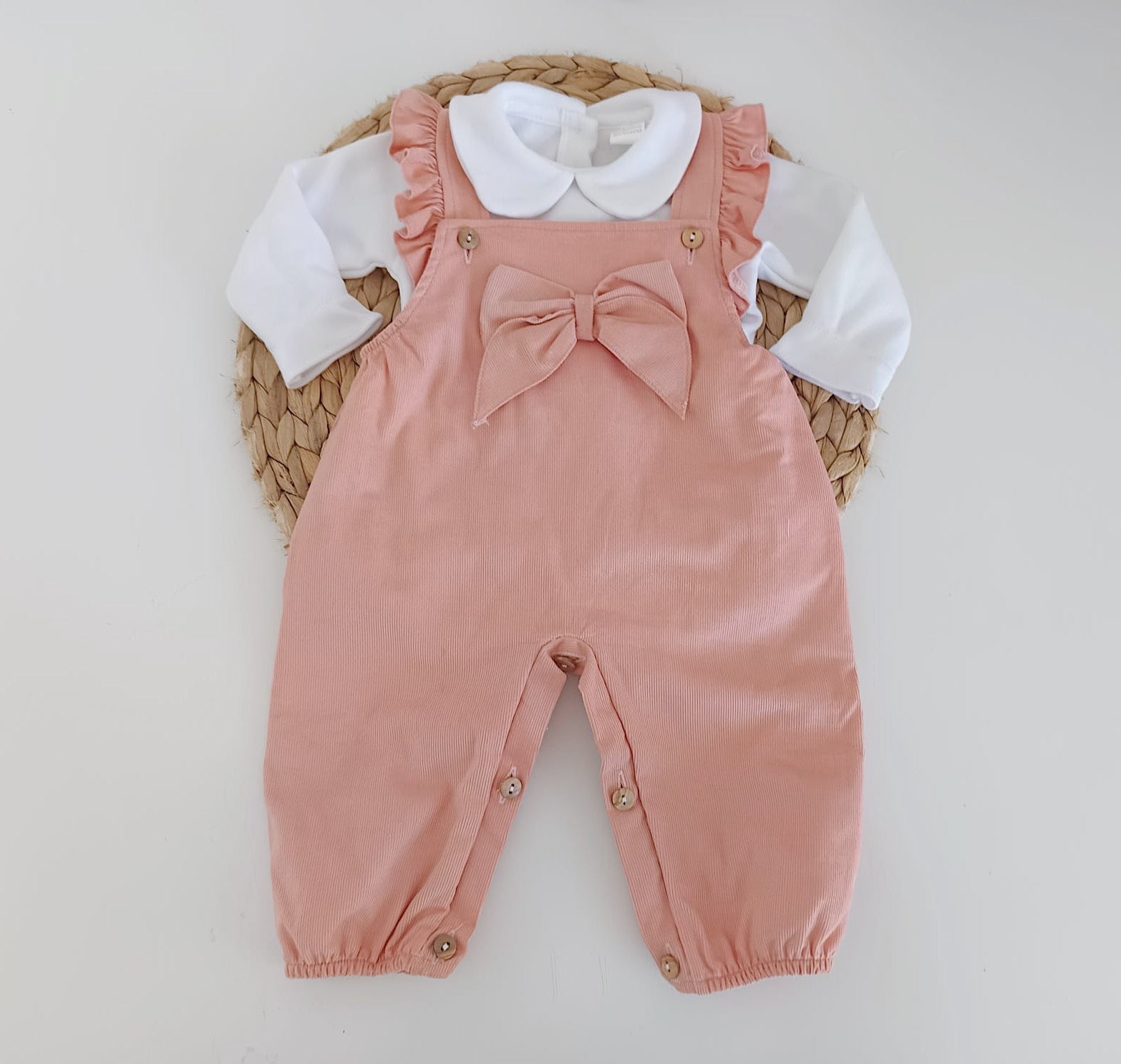 Jardineiras Bombazine com blusa de gola folho Laço Salmão