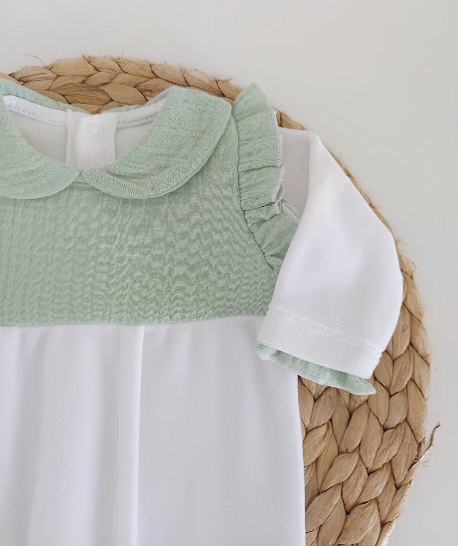 Babygrow com Peitilho e gola em Musselina Verde