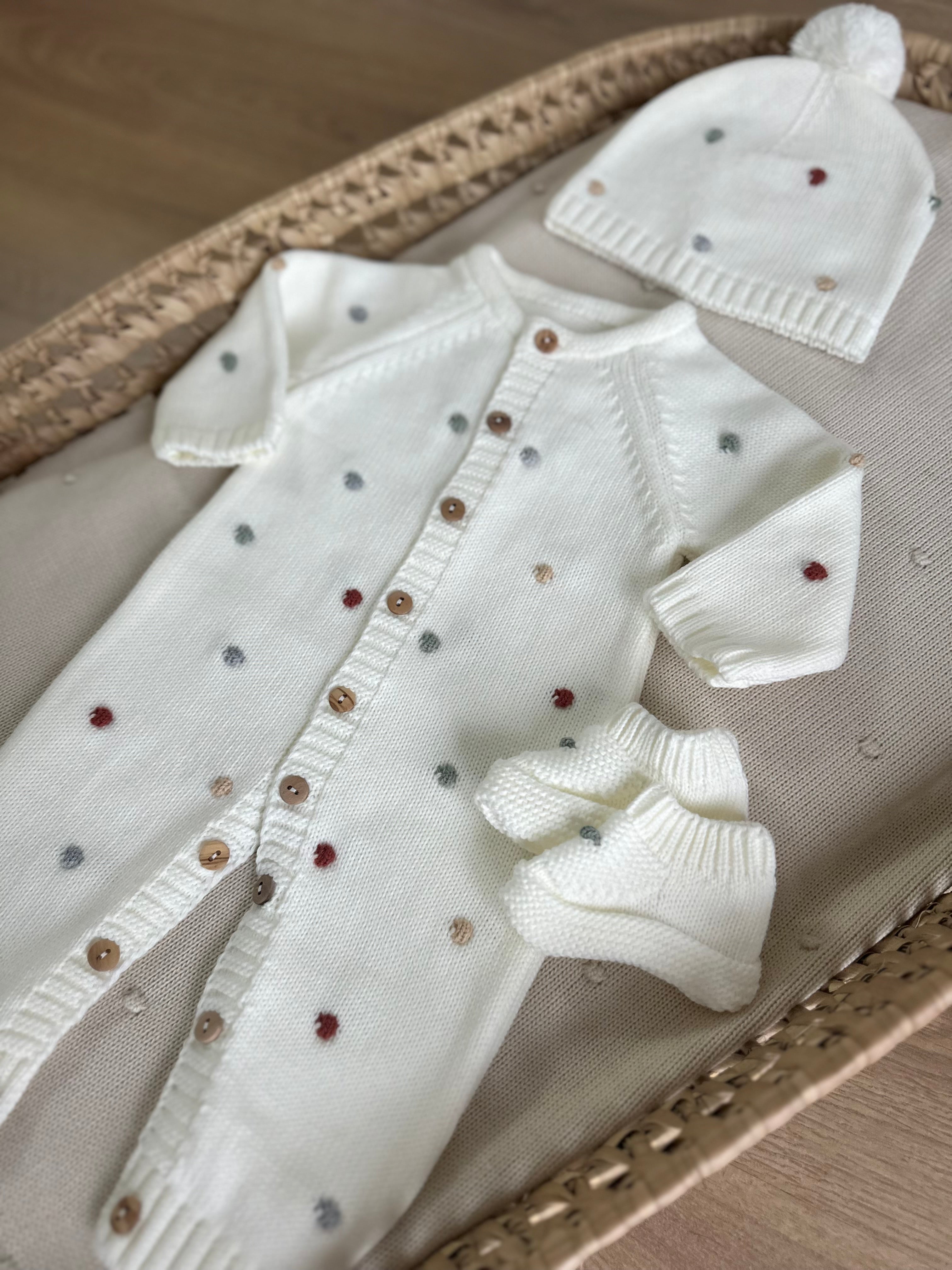 FitFiu Babies® | Babygrow de malha pompons coloridos com gorro e carapins Pérola