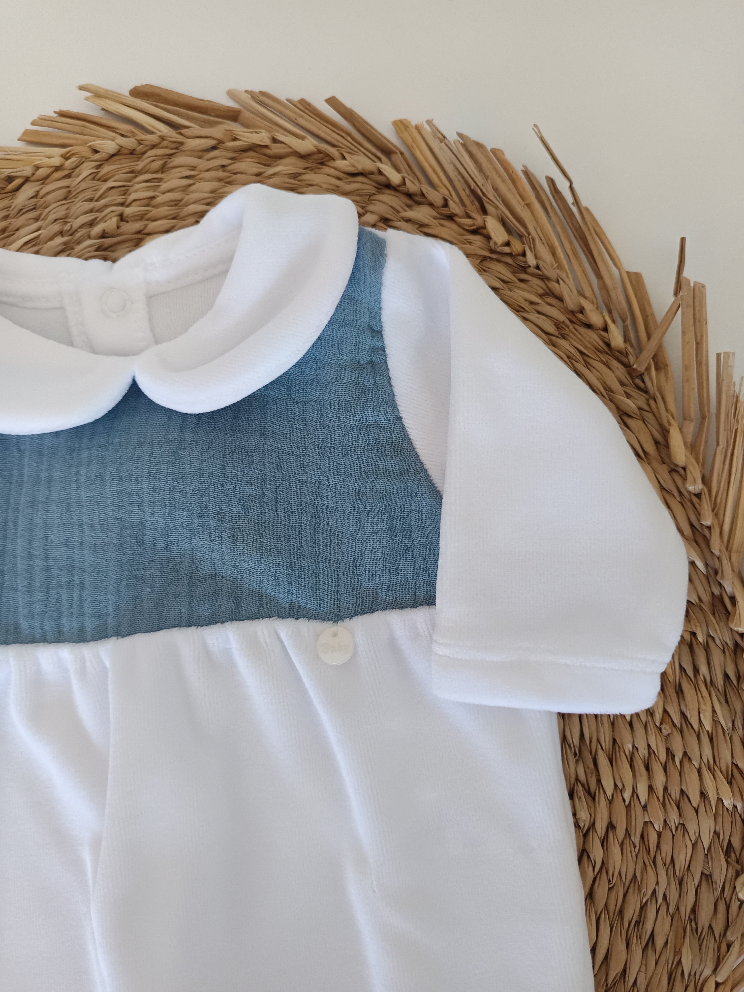 Babygrow com Peitilho em Musselina Jeans