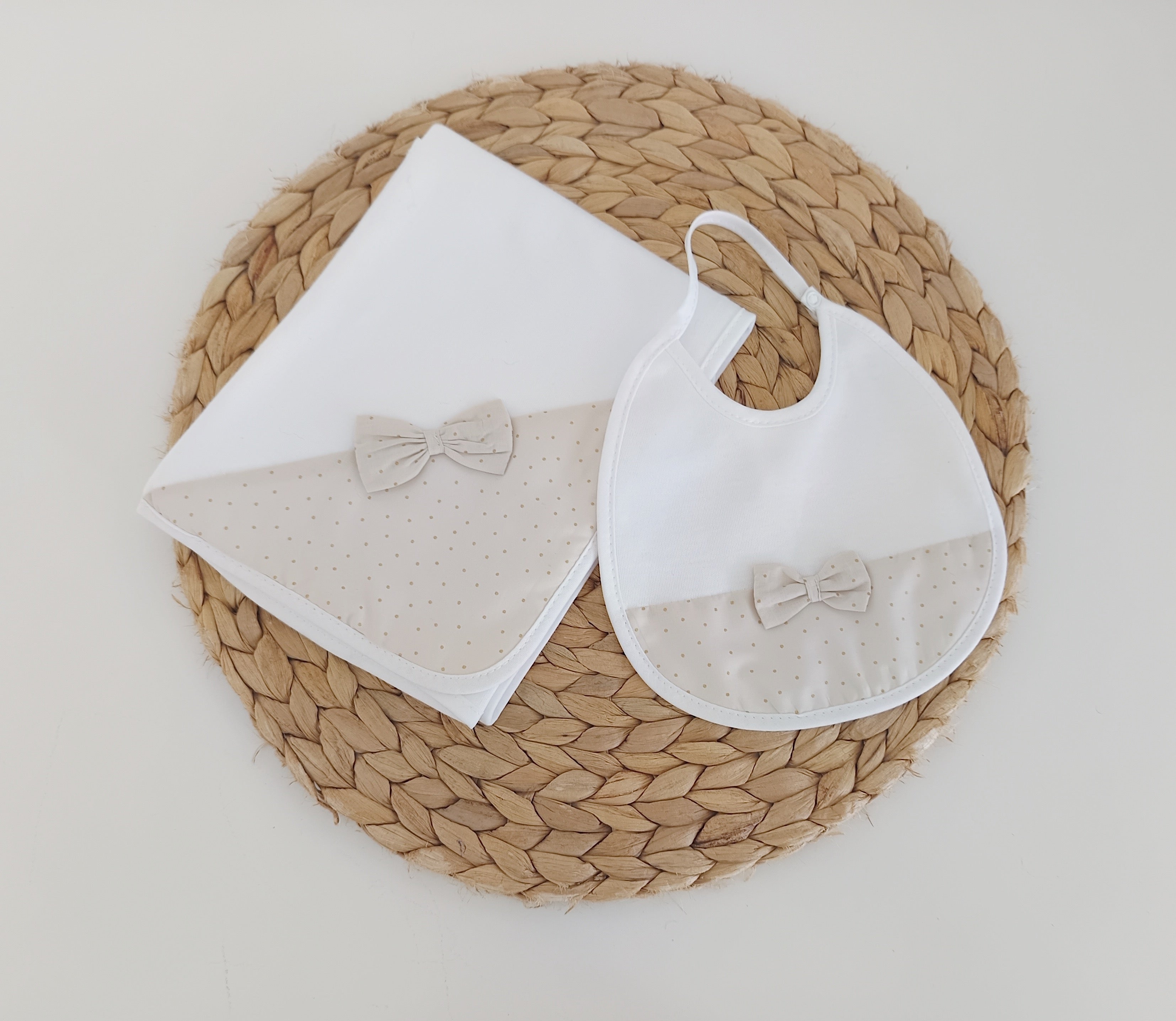 FitFiu Babies® | Conjunto Primeira Roupa Veludo Laço Pintinhas Areia