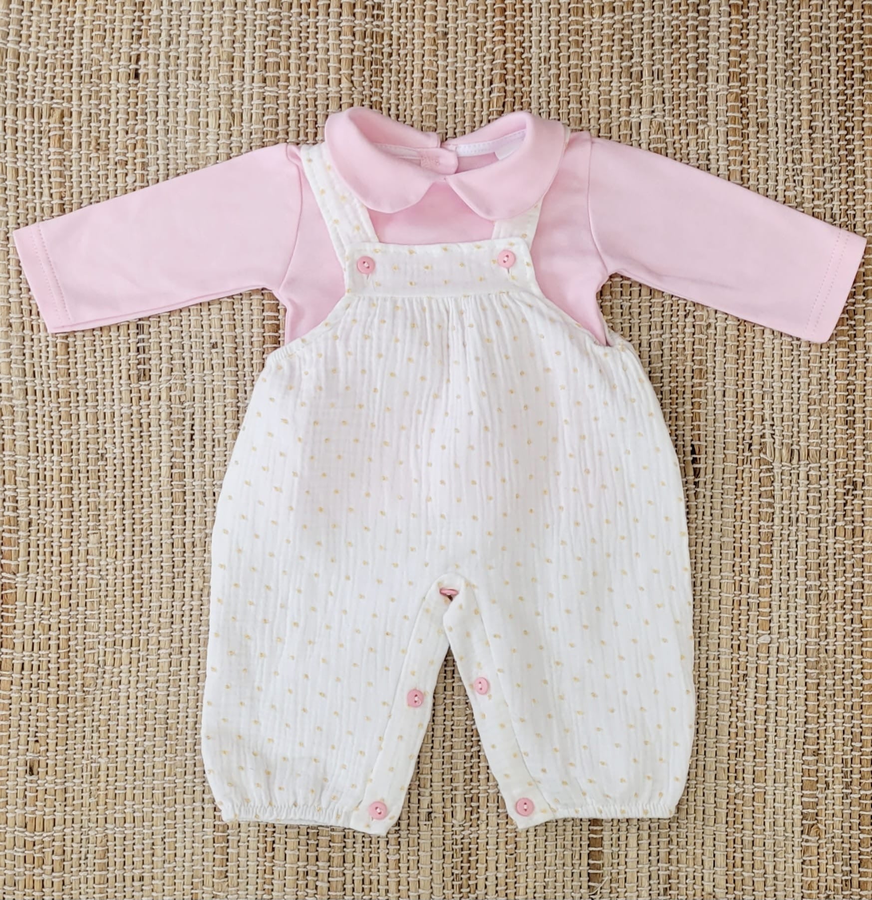 Jardineiras Pintas com Camisola Rosa