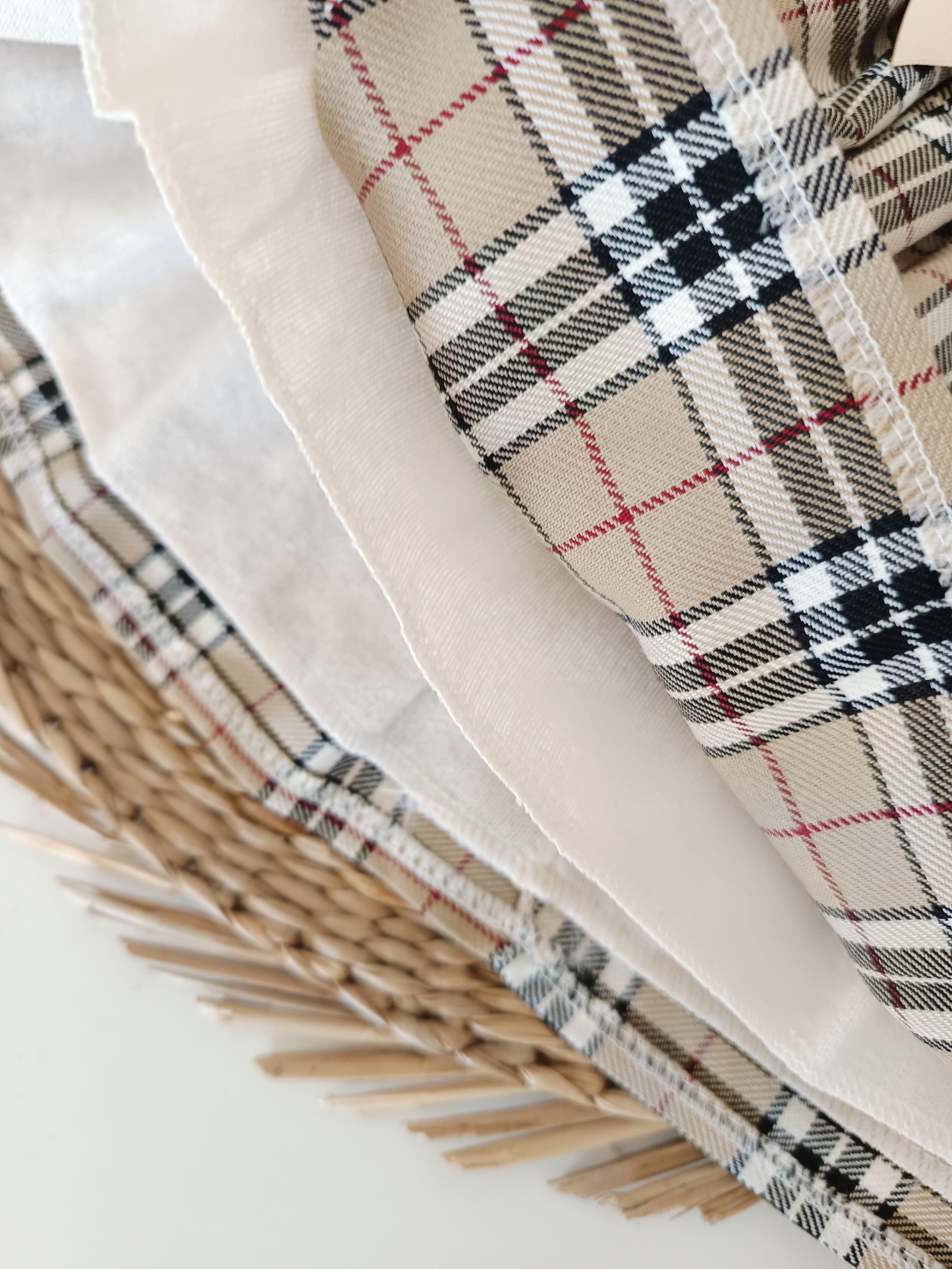 Vestido de Tecido e Malha Xadrez Bordeaux Laço Dourado