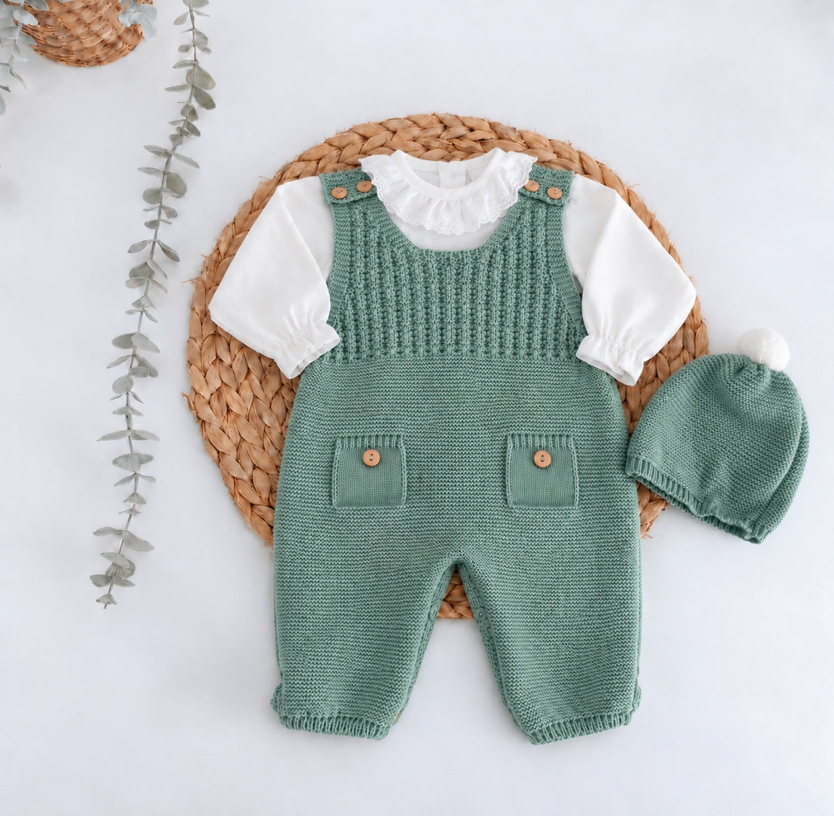 Jardineiras de malha Bolso c/ blusa gola folho e gorro Verde