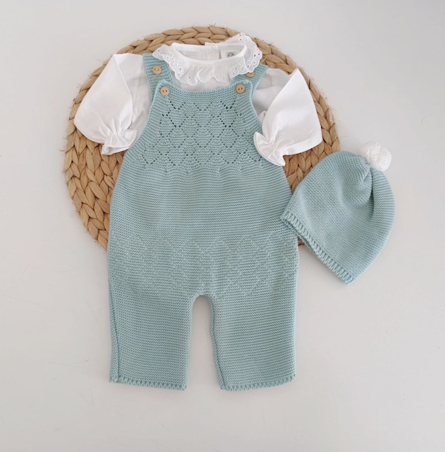 Jardineiras de Malha Losangos c/ Blusa Gola Folho e Gorro Verde