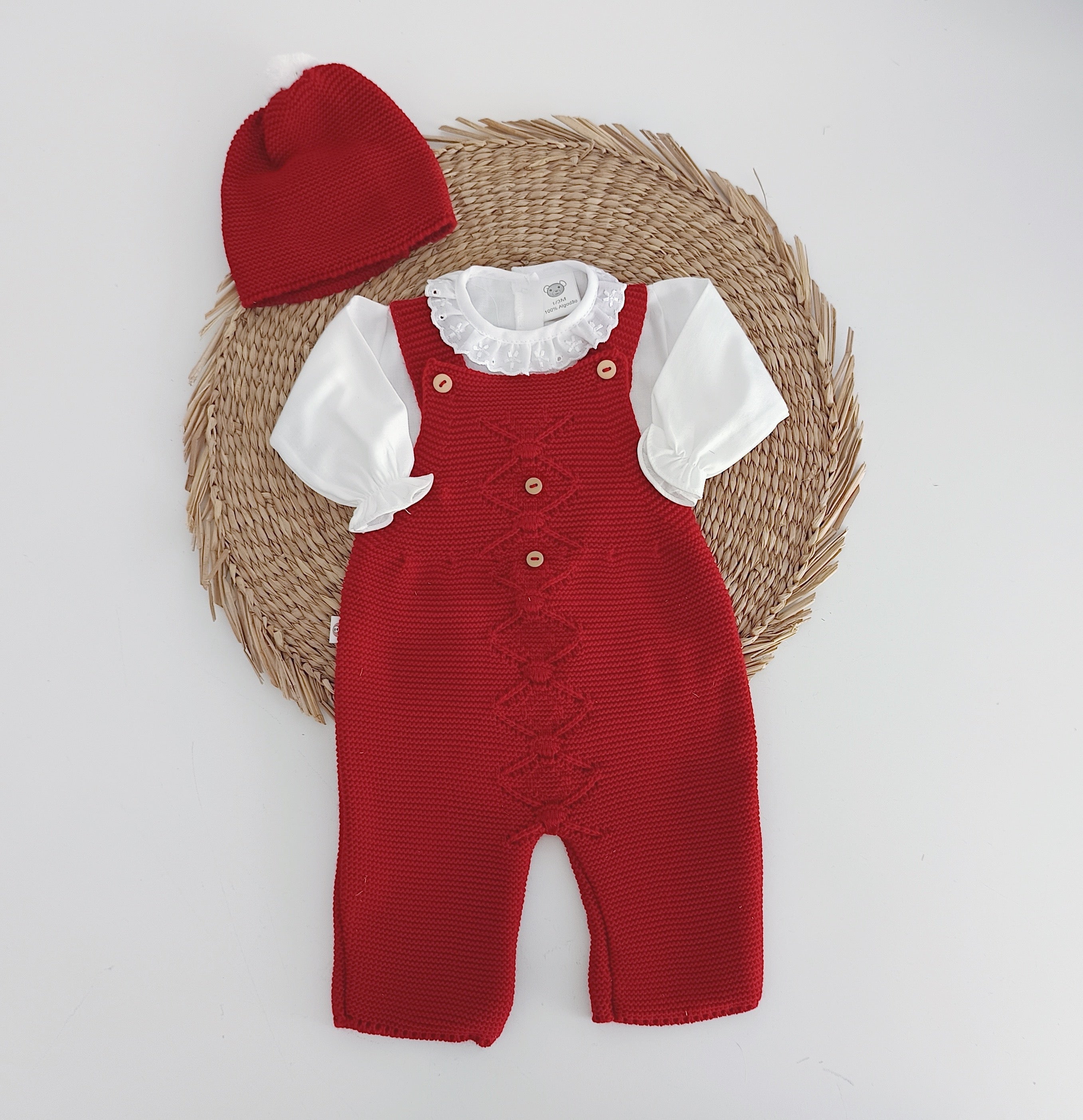 Jardineiras de  malha c/ blusa gola folho Losangos Botões e gorro Vermelho