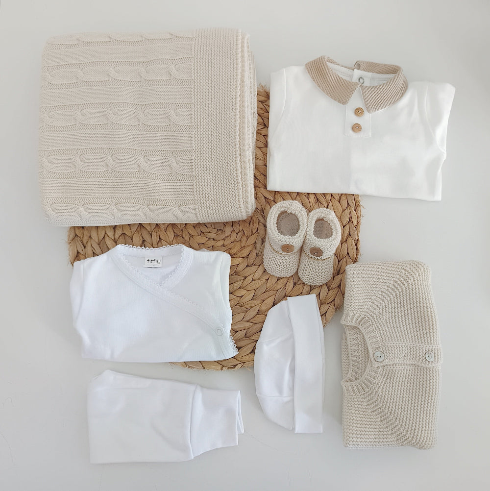 Kit primeira roupinha bebé com várias peças coordenadas