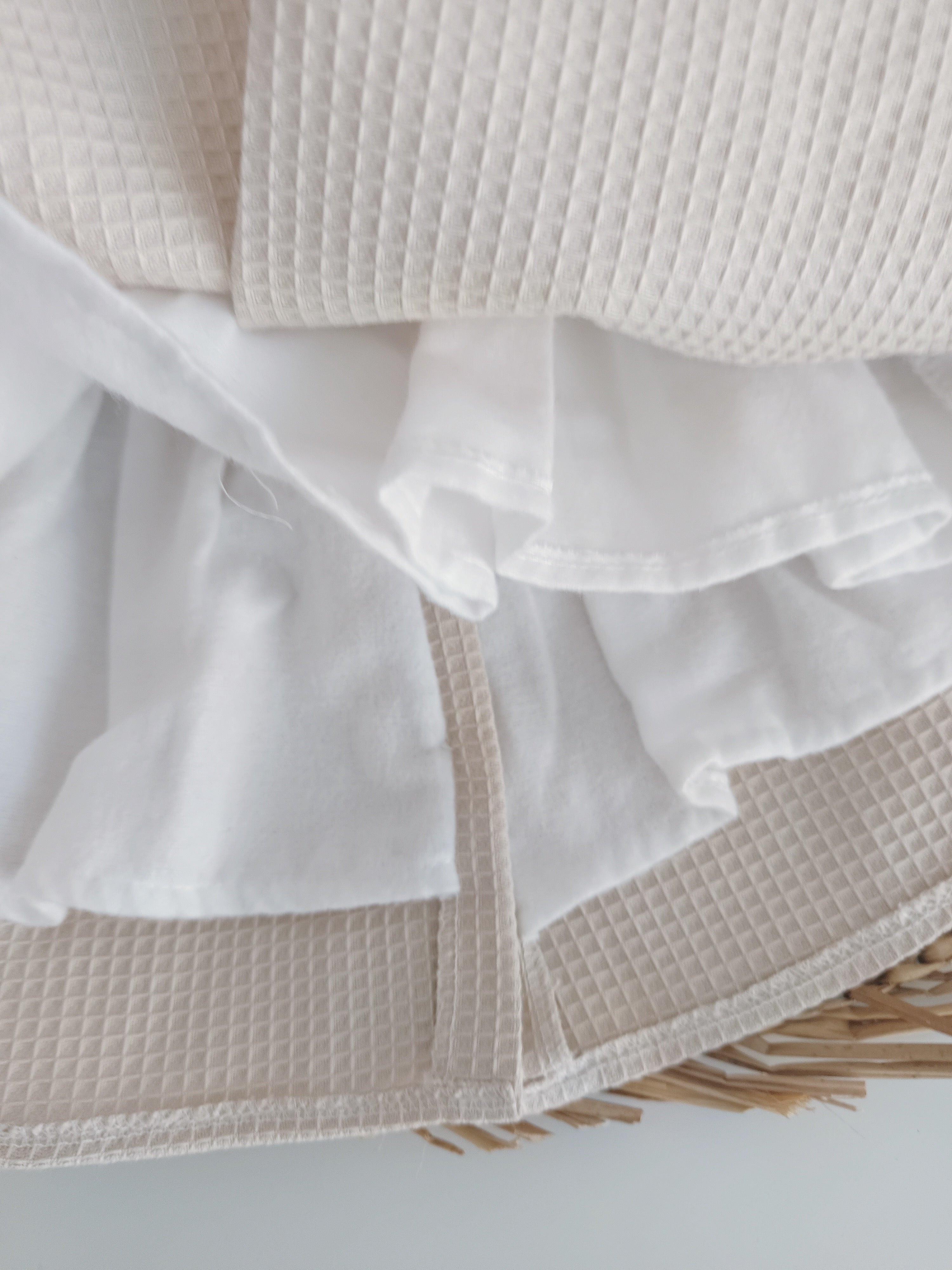 Vestido Favos Dois Laços com Tapa Fraldas Areia