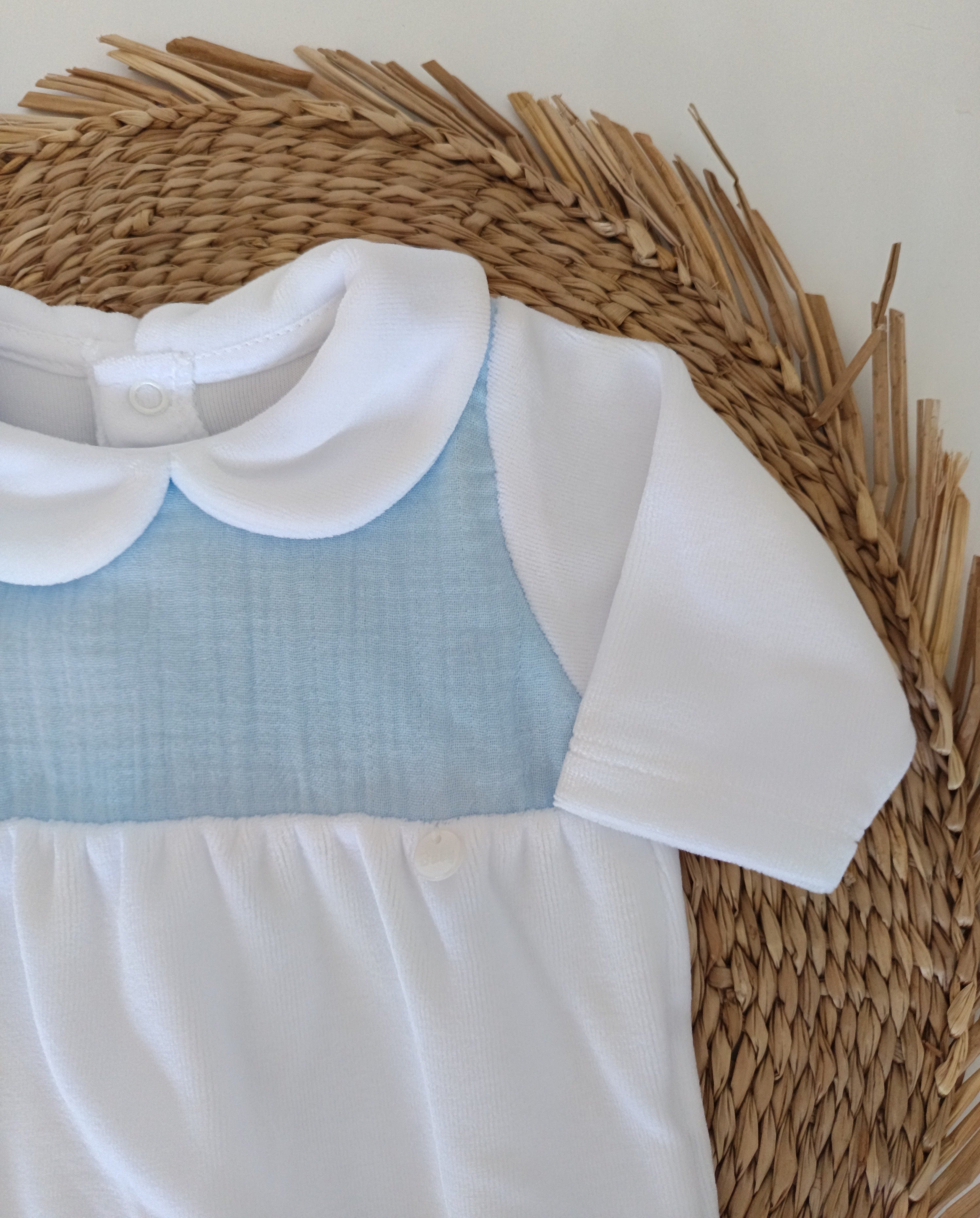 Babygrow com Peitilho em Musselina Azul