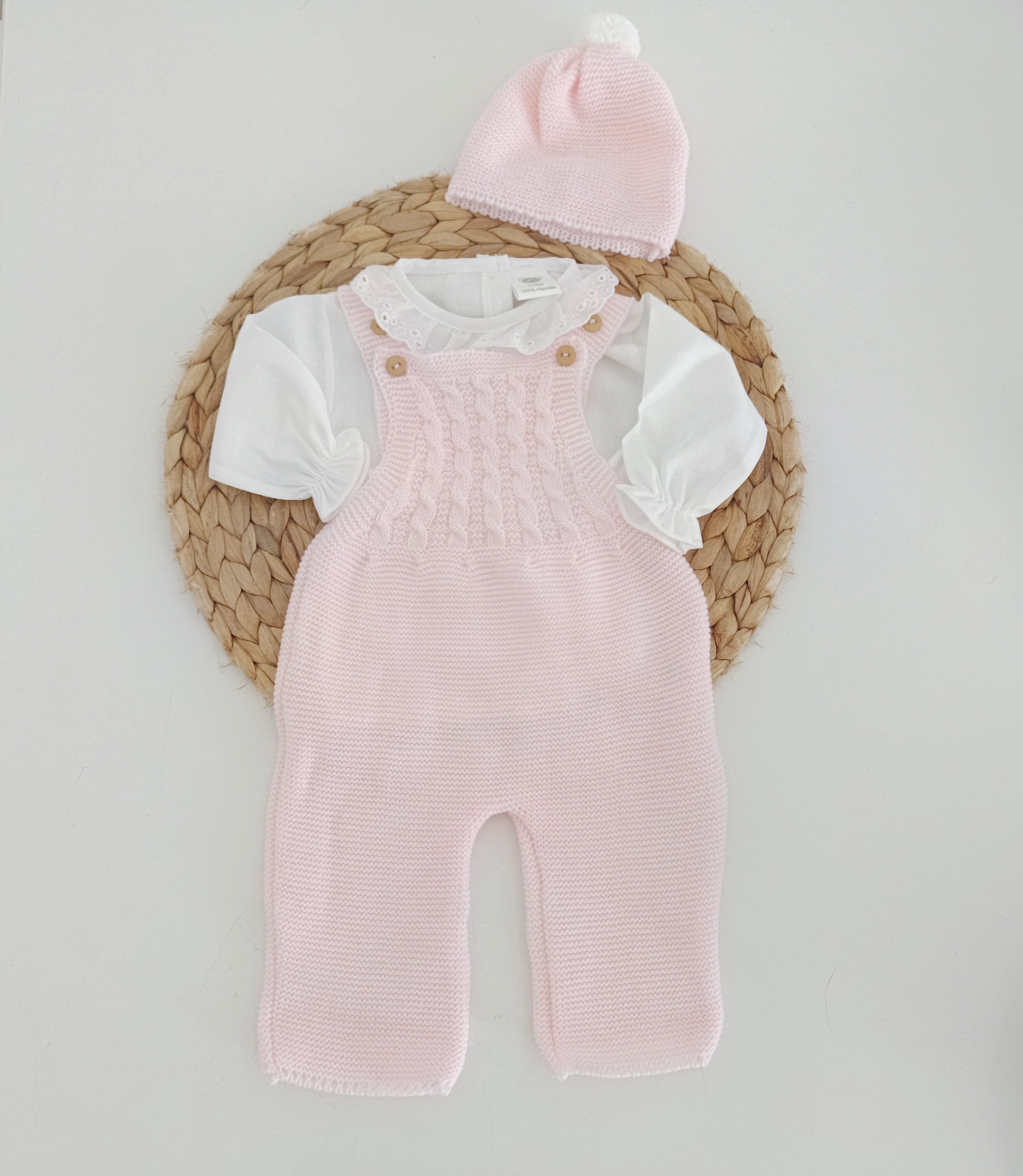 Jardineiras de Malha Trancinhas c/ Blusa Gola Folho e Gorro Rosa