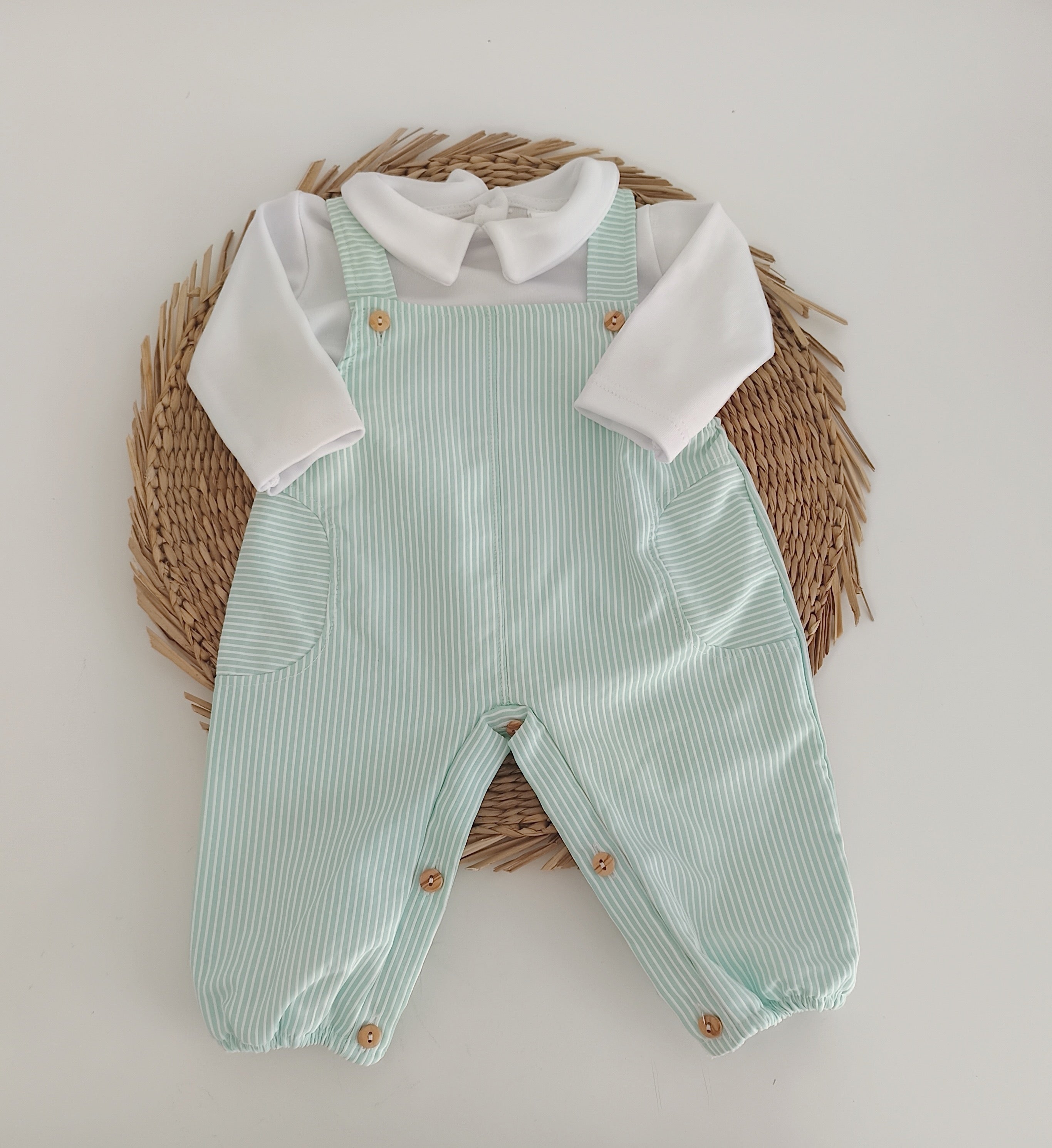 Jardineiras Riscas com Camisa Verde Água