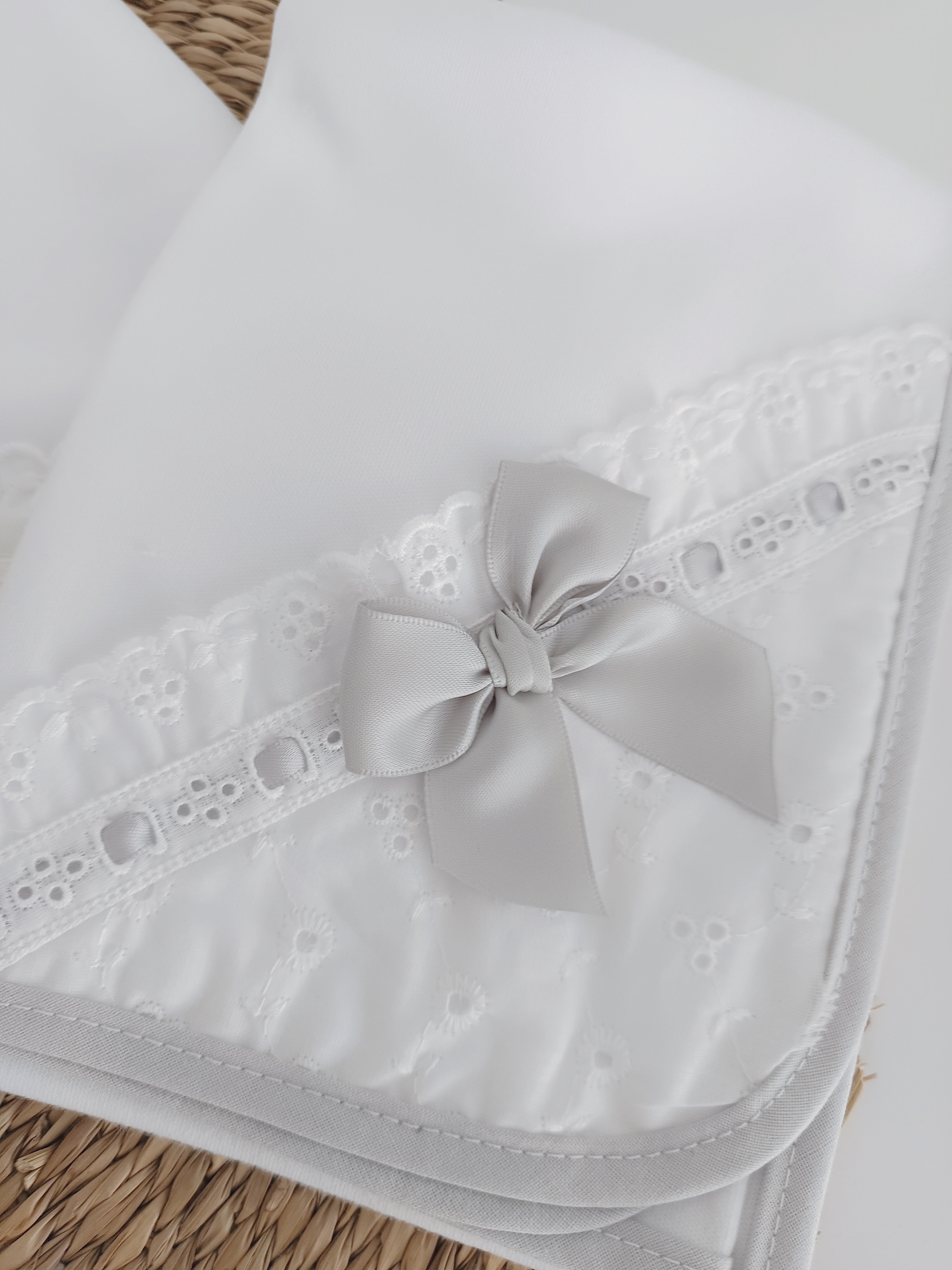 Fralda Algodão Bordado Inglês com Laço