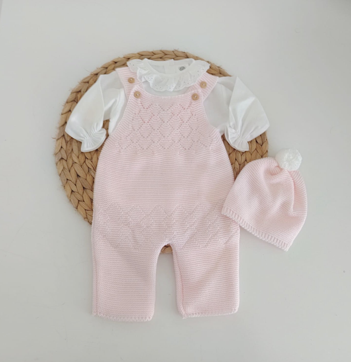 Jardineiras de Malha Losangos c/ Blusa Gola Folho e Gorro Rosa