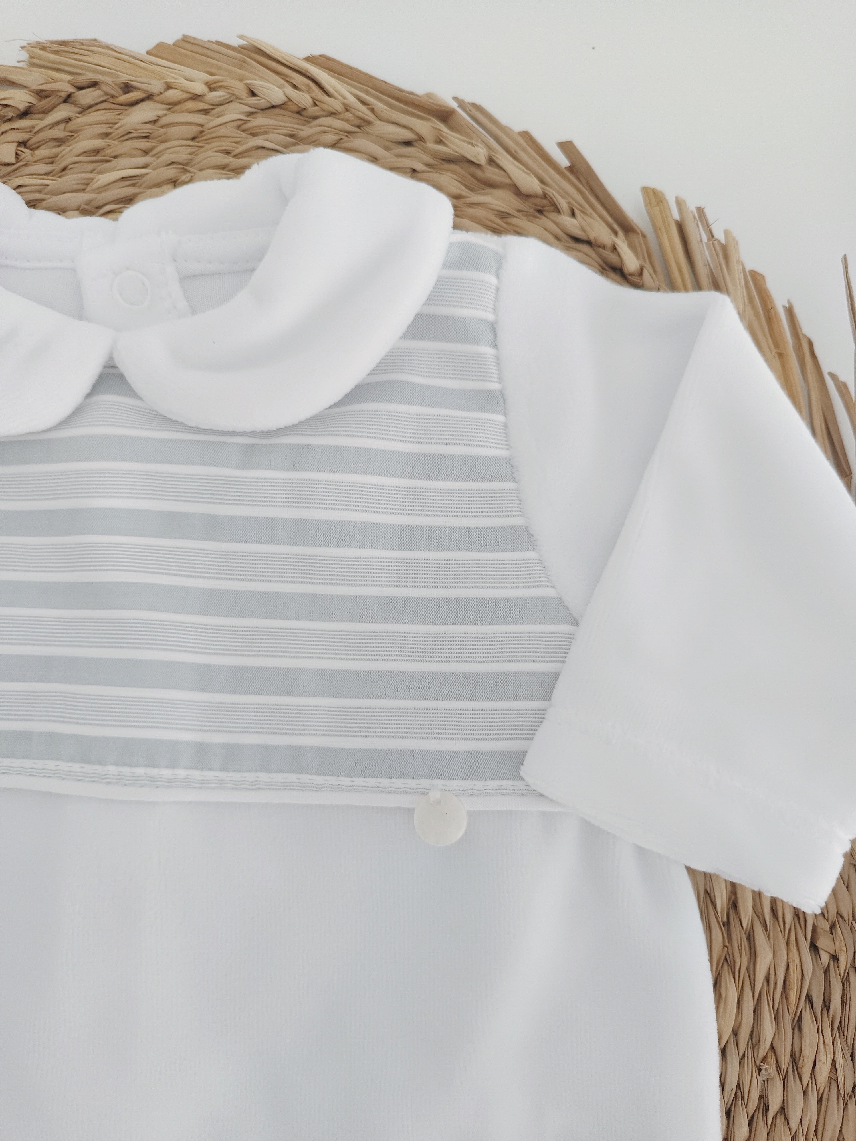 Babygrow de Veludo Riscas com Medalhinha Branco Cinza