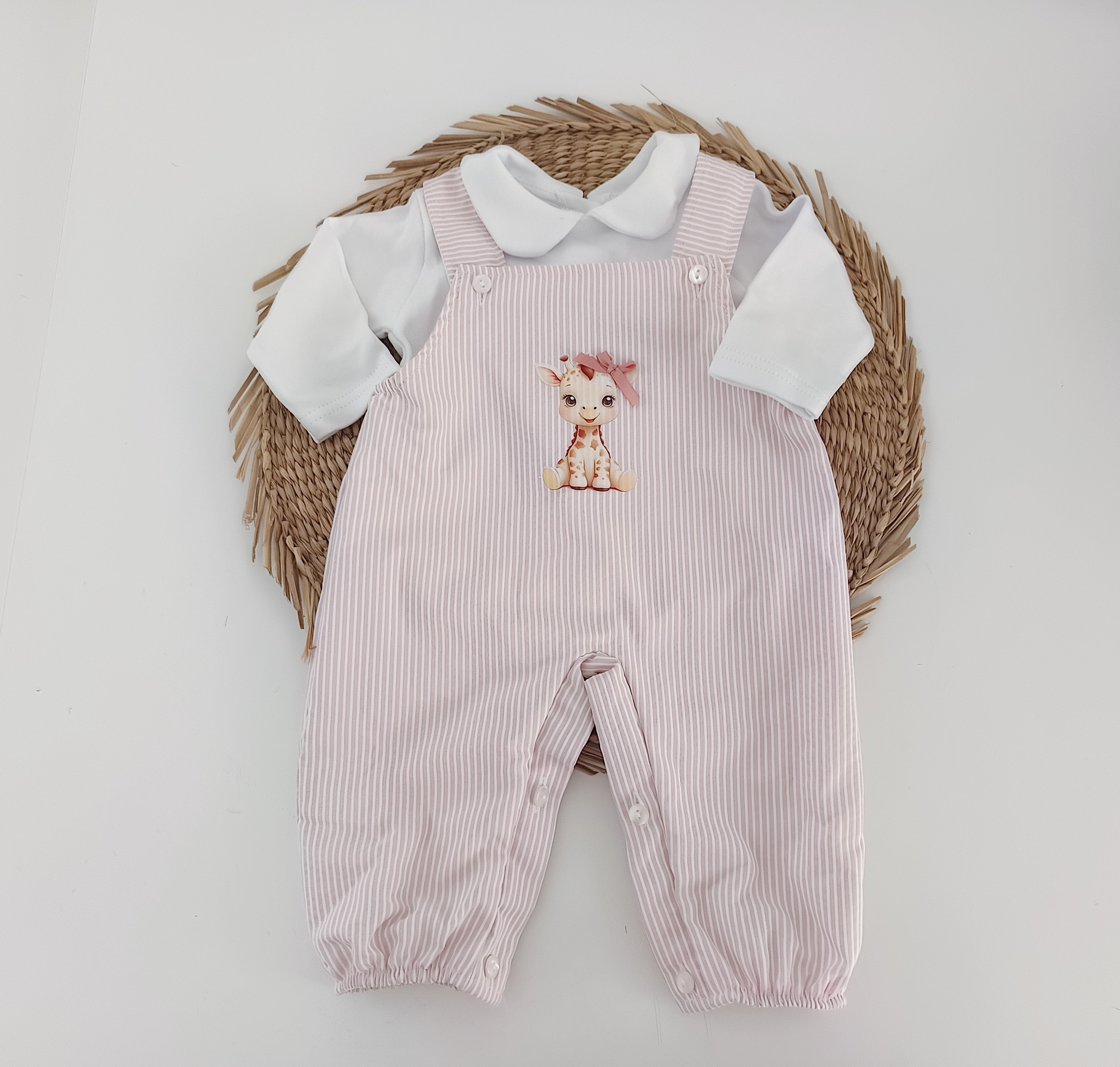 Jardineiras Riscas Girafa com Blusa Rosa