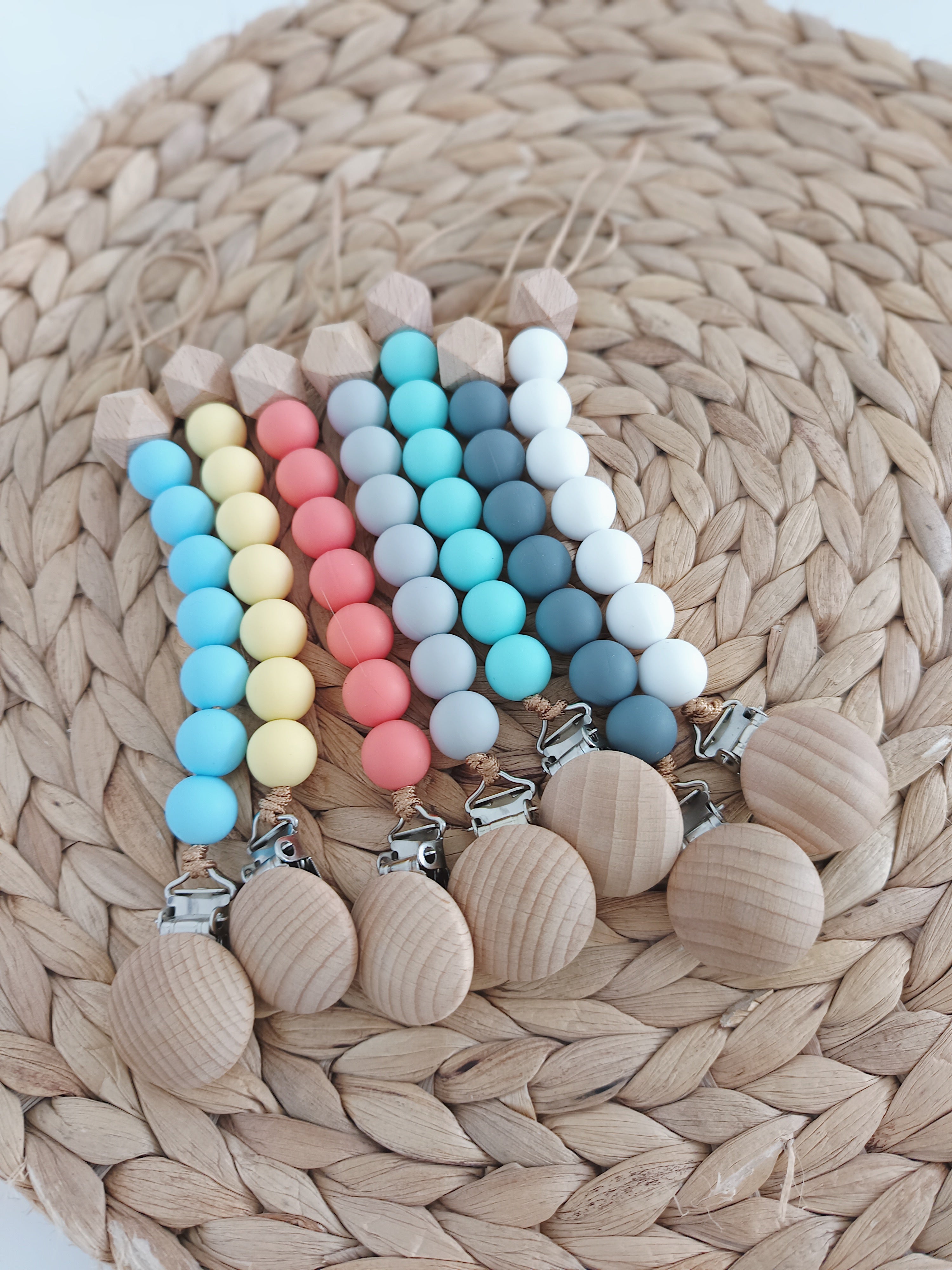 Porta Chupeta em Silicone e Madeira