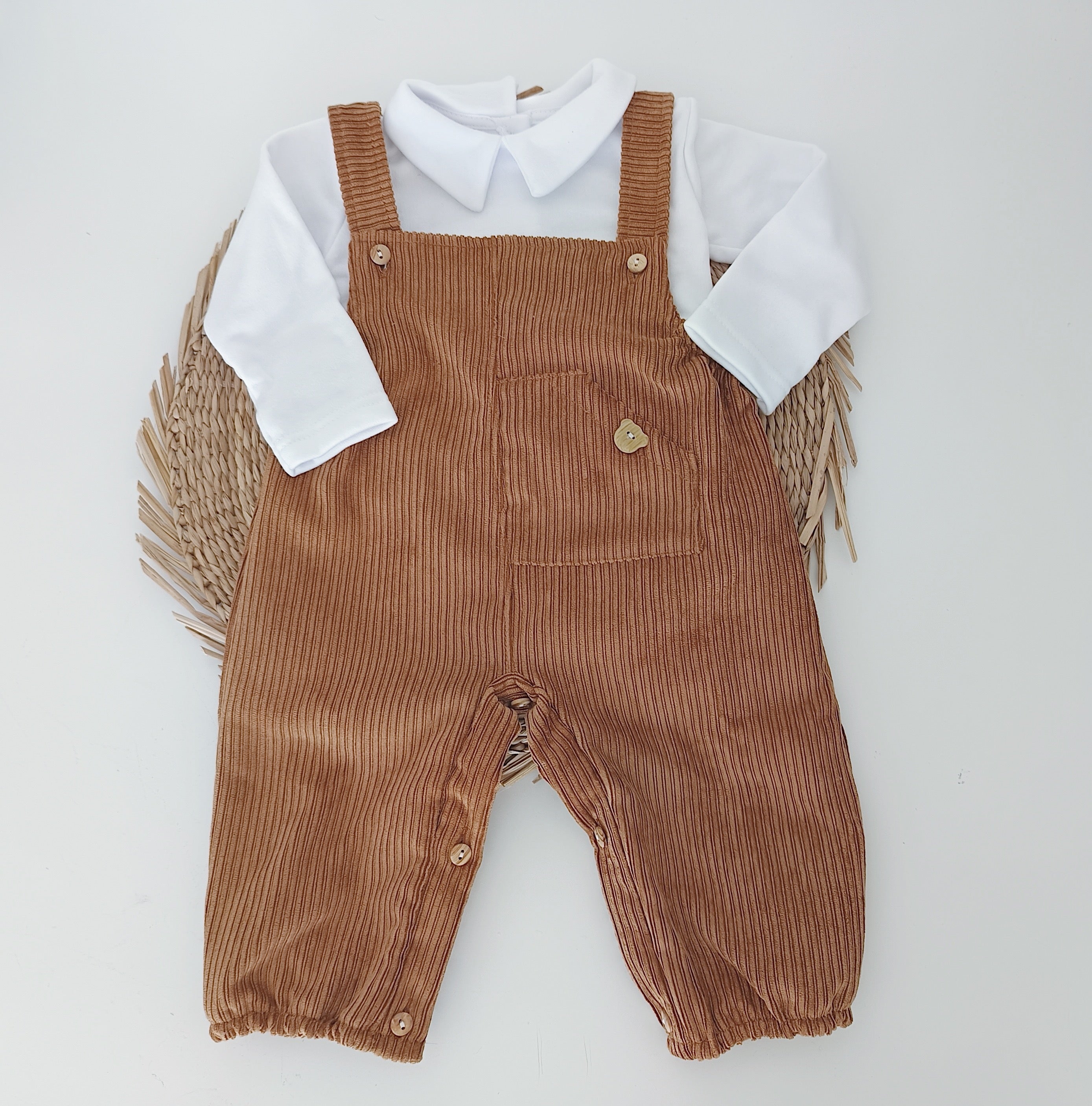Jardineiras de Bombazine Bolso com Camisa Camel Escuro
