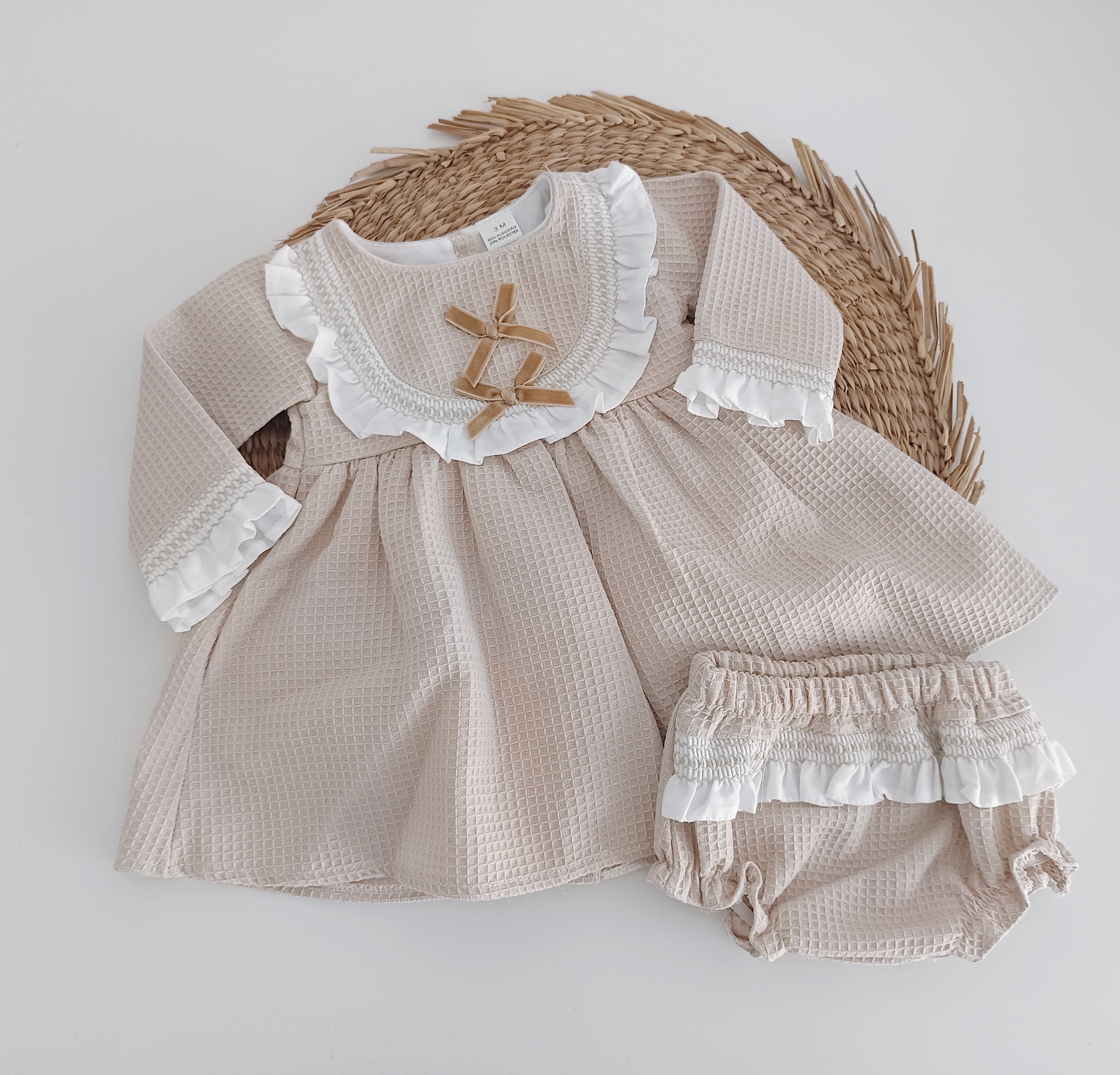 Vestido Favos Dois Laços com Tapa Fraldas Areia