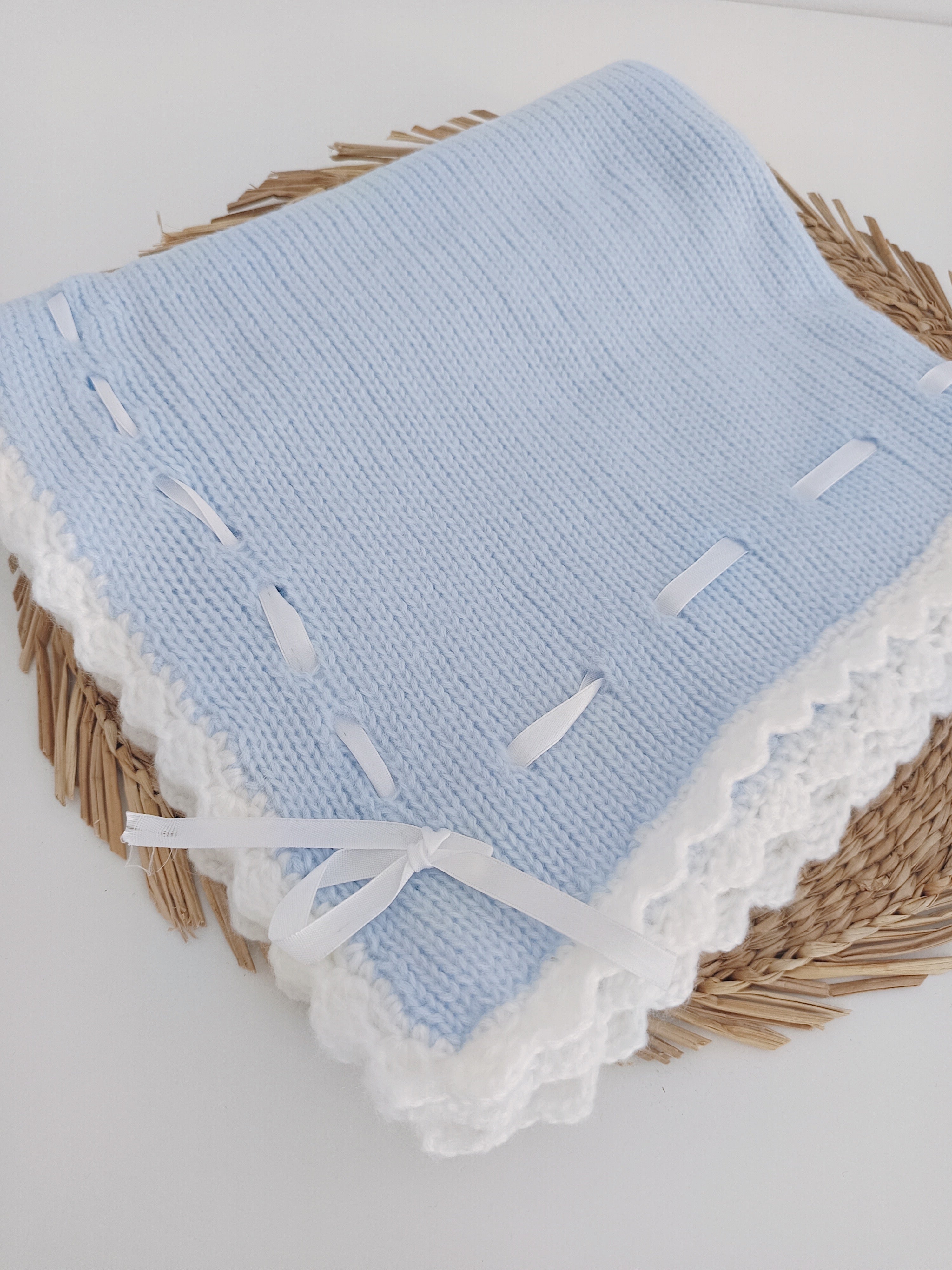 Manta de Malha para Bebé feita à Mão com Laço em Cetim