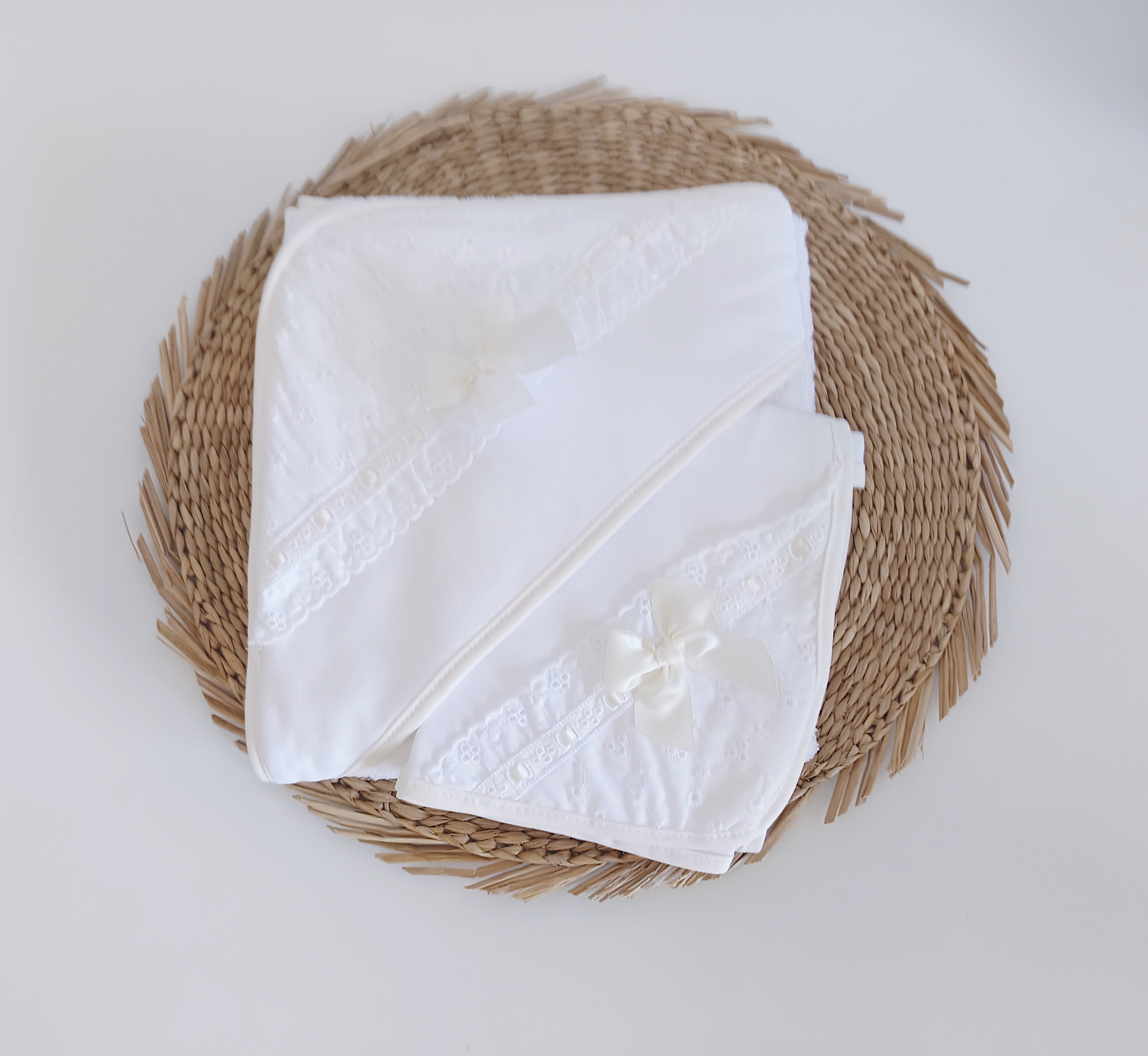 Conjunto Toalha de banho e Fralda para bebé Bordado Inglês Pérola
