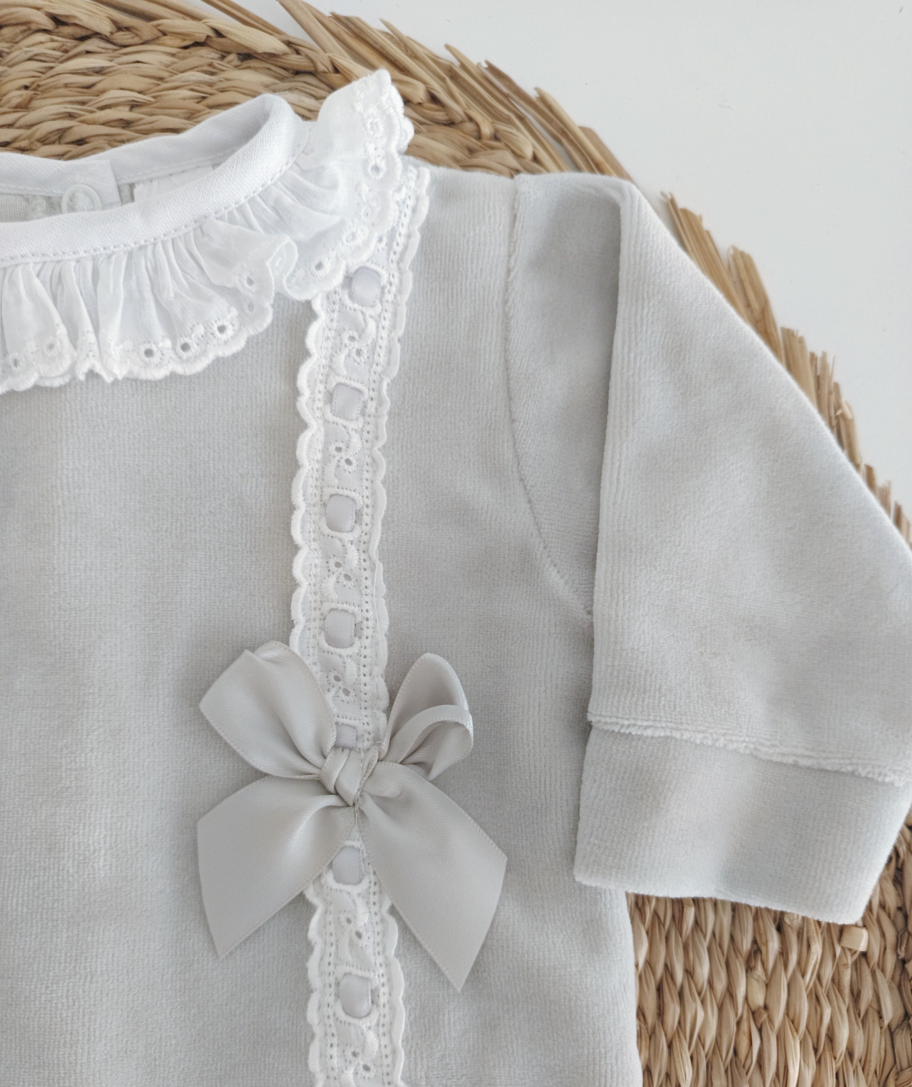 Babygrow de Veludo Renda Cinza