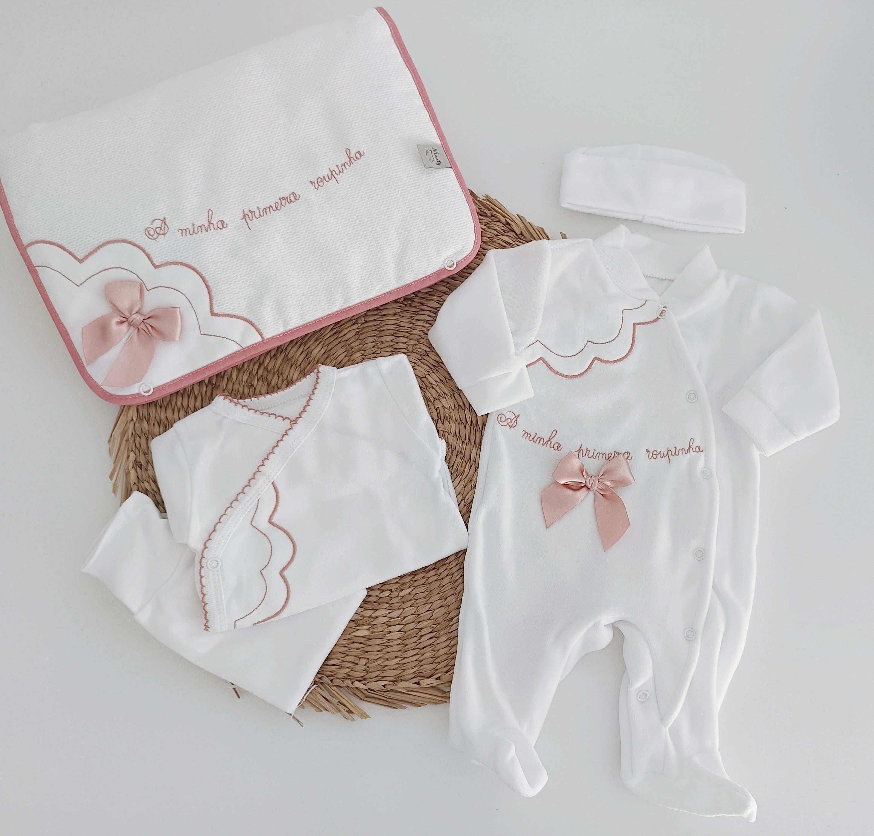 Conjunto de Primeira Roupinha Nuvem Rosa Velho