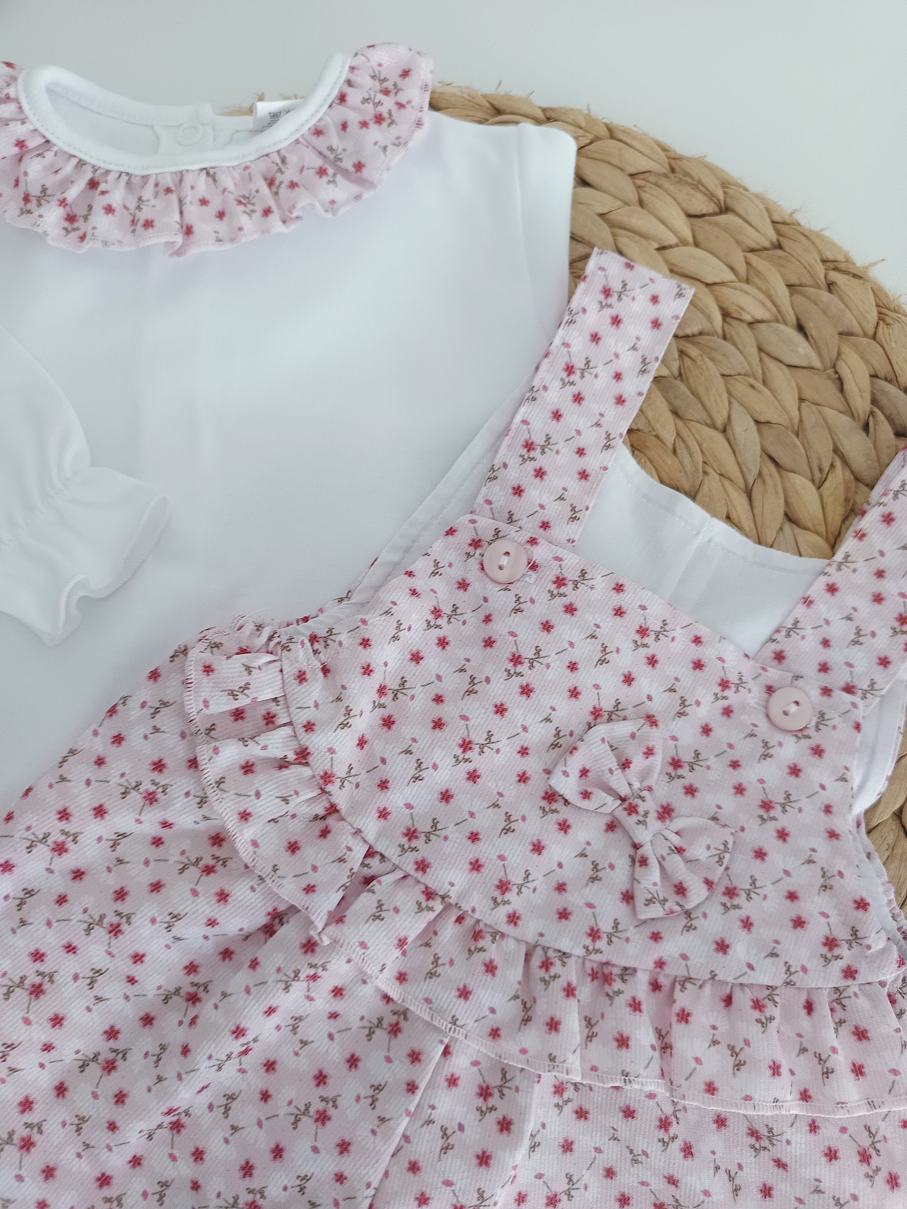 Jardineiras com blusa de gola Flores Rosa