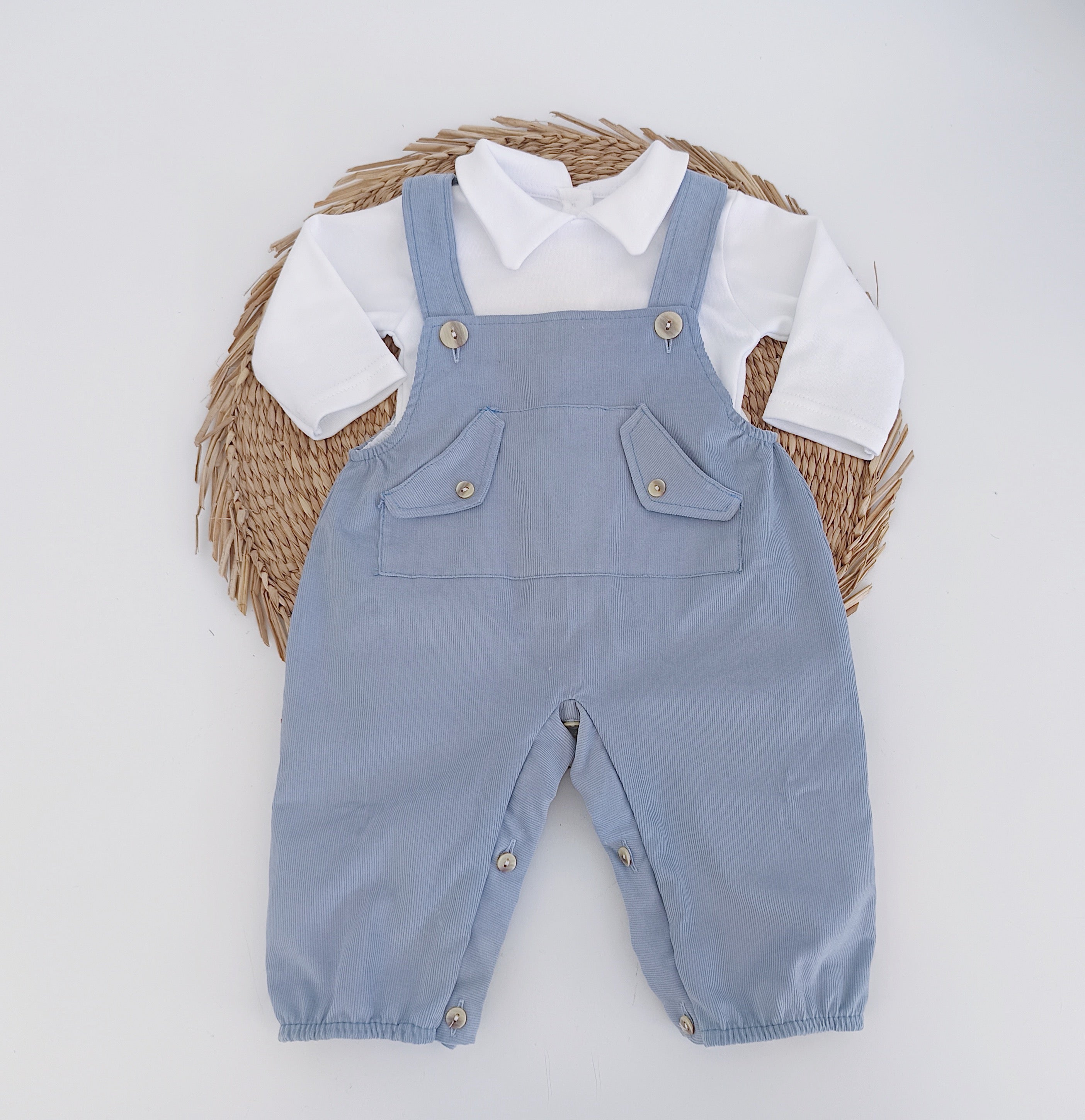 Jardineiras de Bombazine com Camisa Jeans