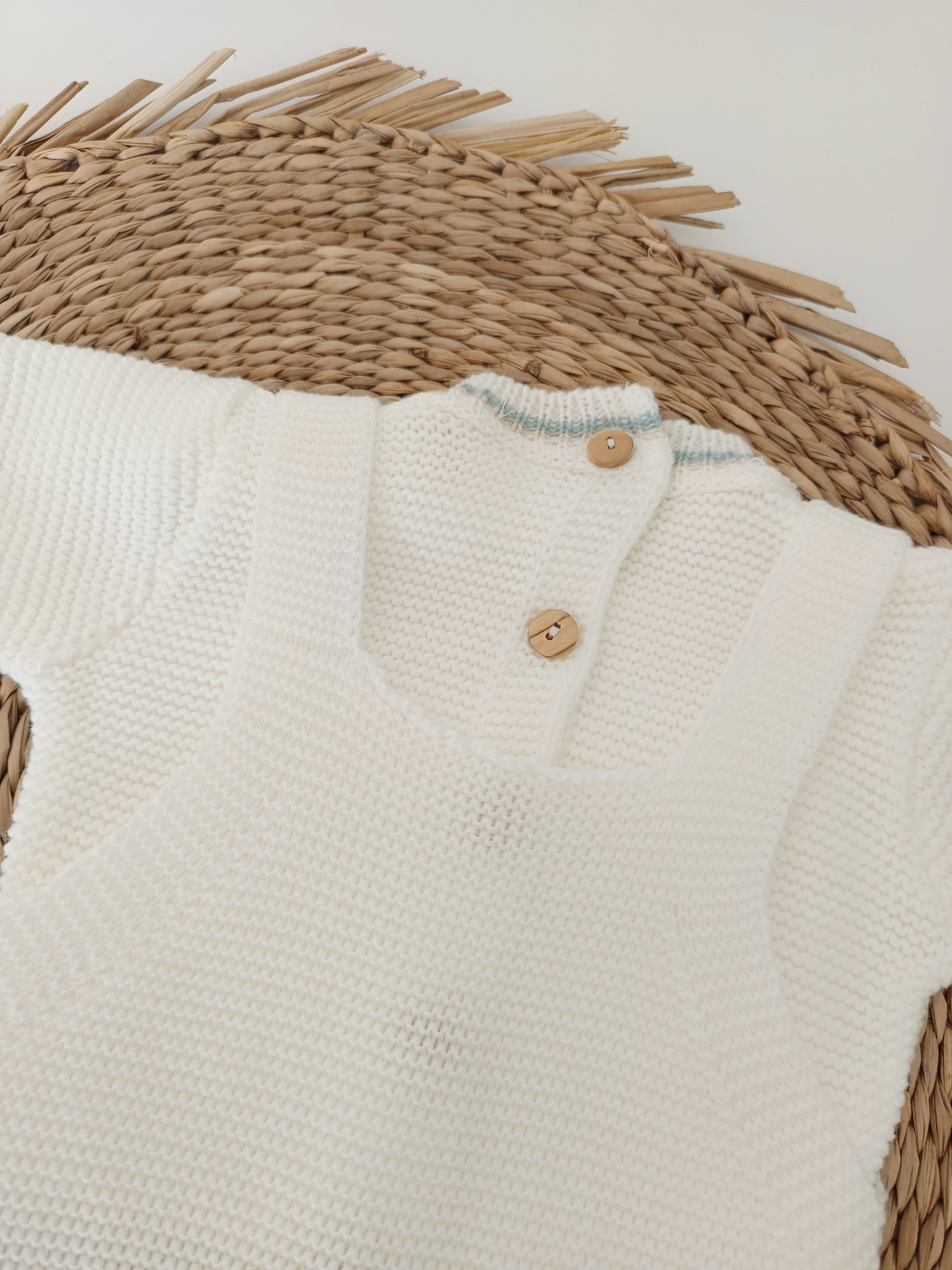 Jardineira Malha Saída Maternidade Pompons Coloridos Pérola