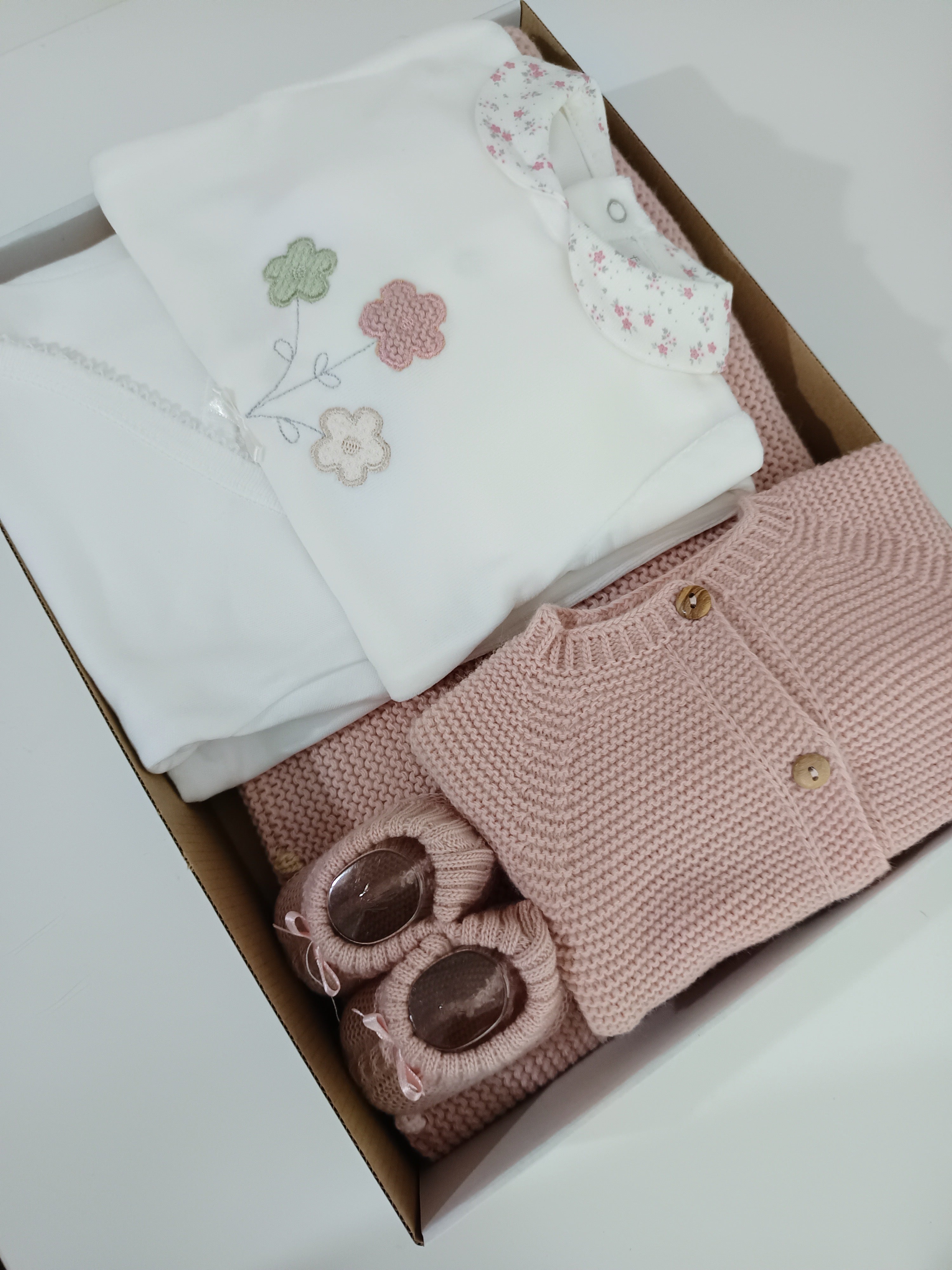 FitFiu Babies® |  Conjunto Primeira Roupinha Flores com Manta
