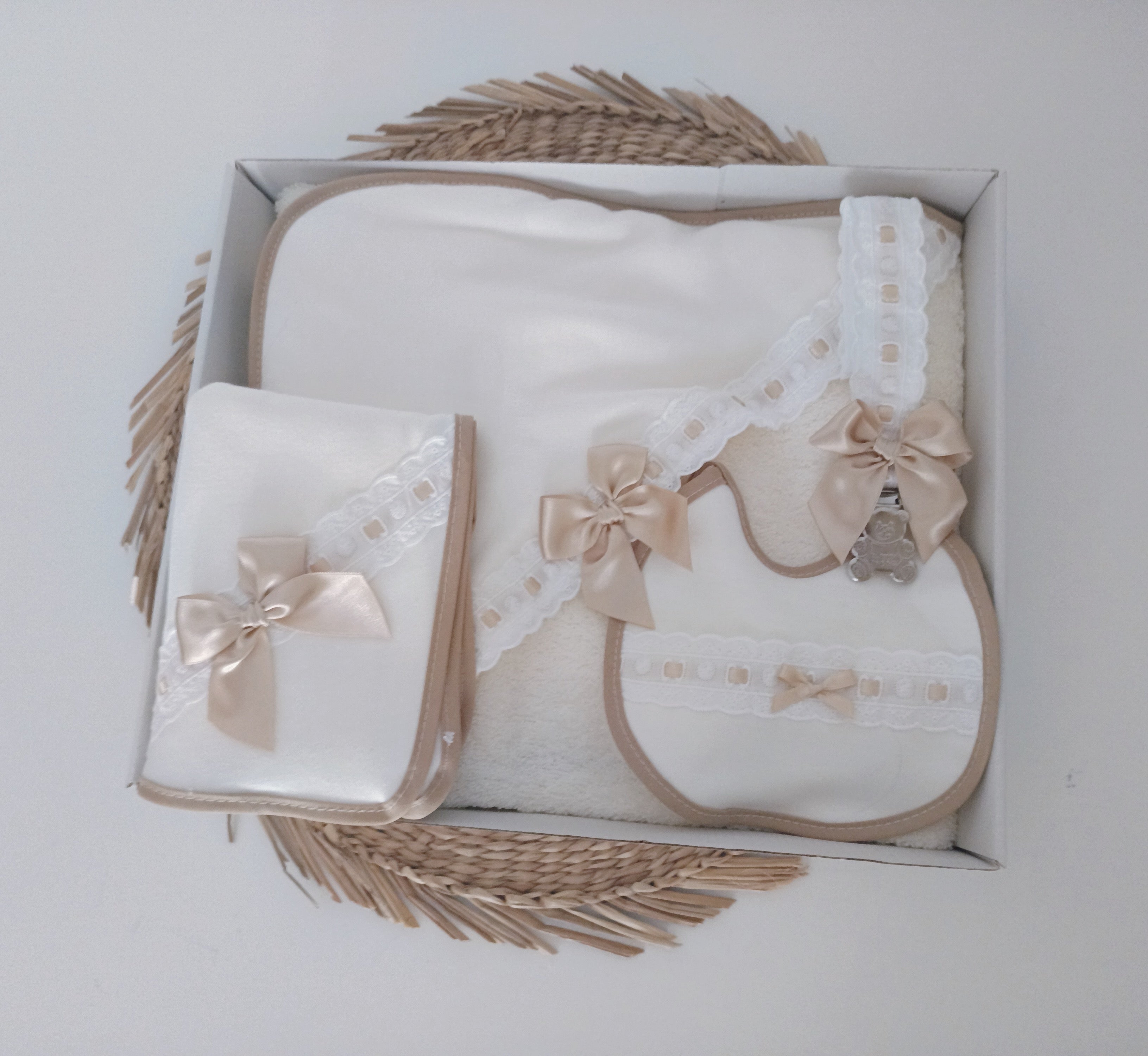 Pack Toalha Fralda Porta Chupetas e Babete Renda com Laço Camel