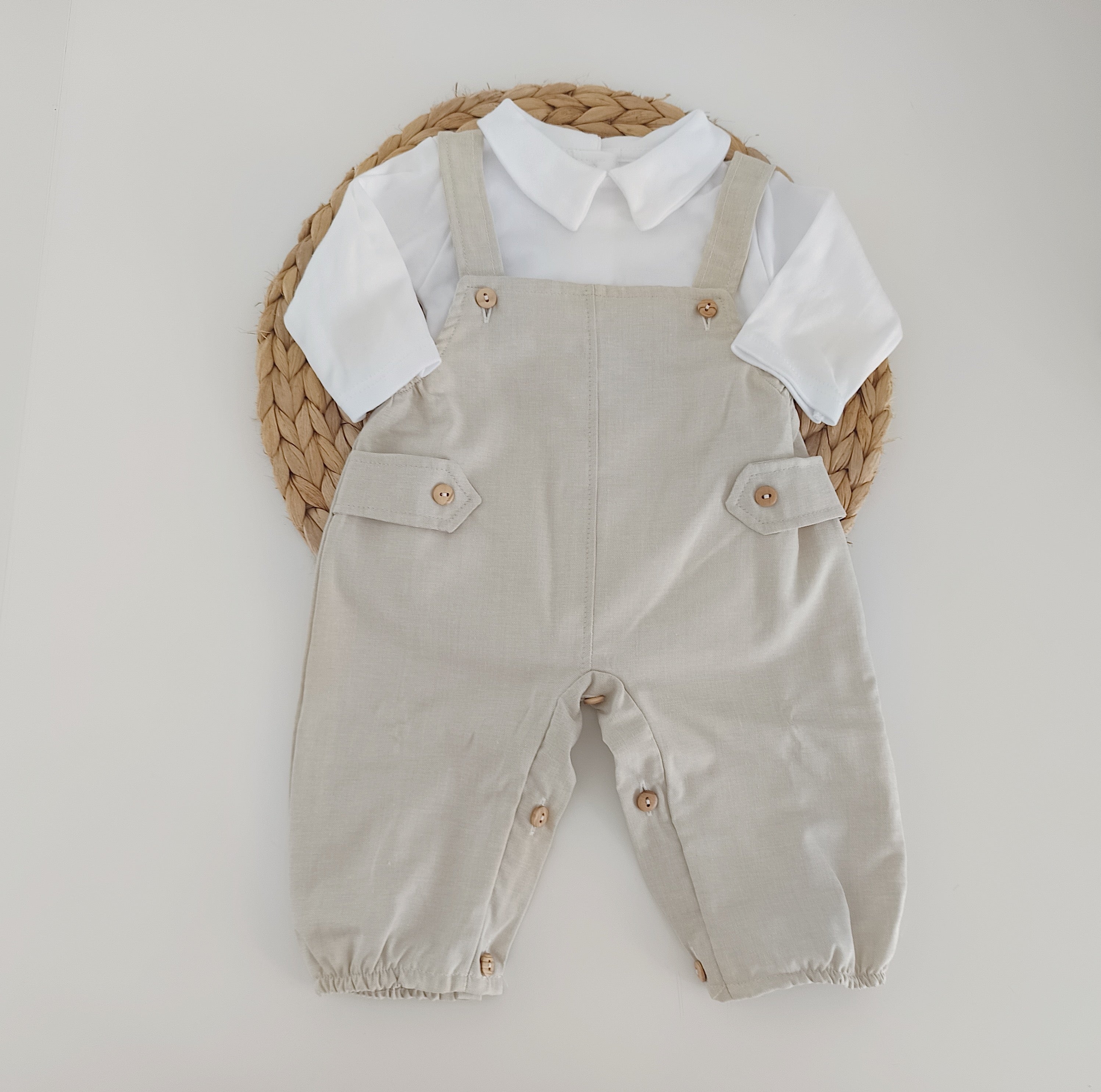 Jardineira Básica com Camisa Areia