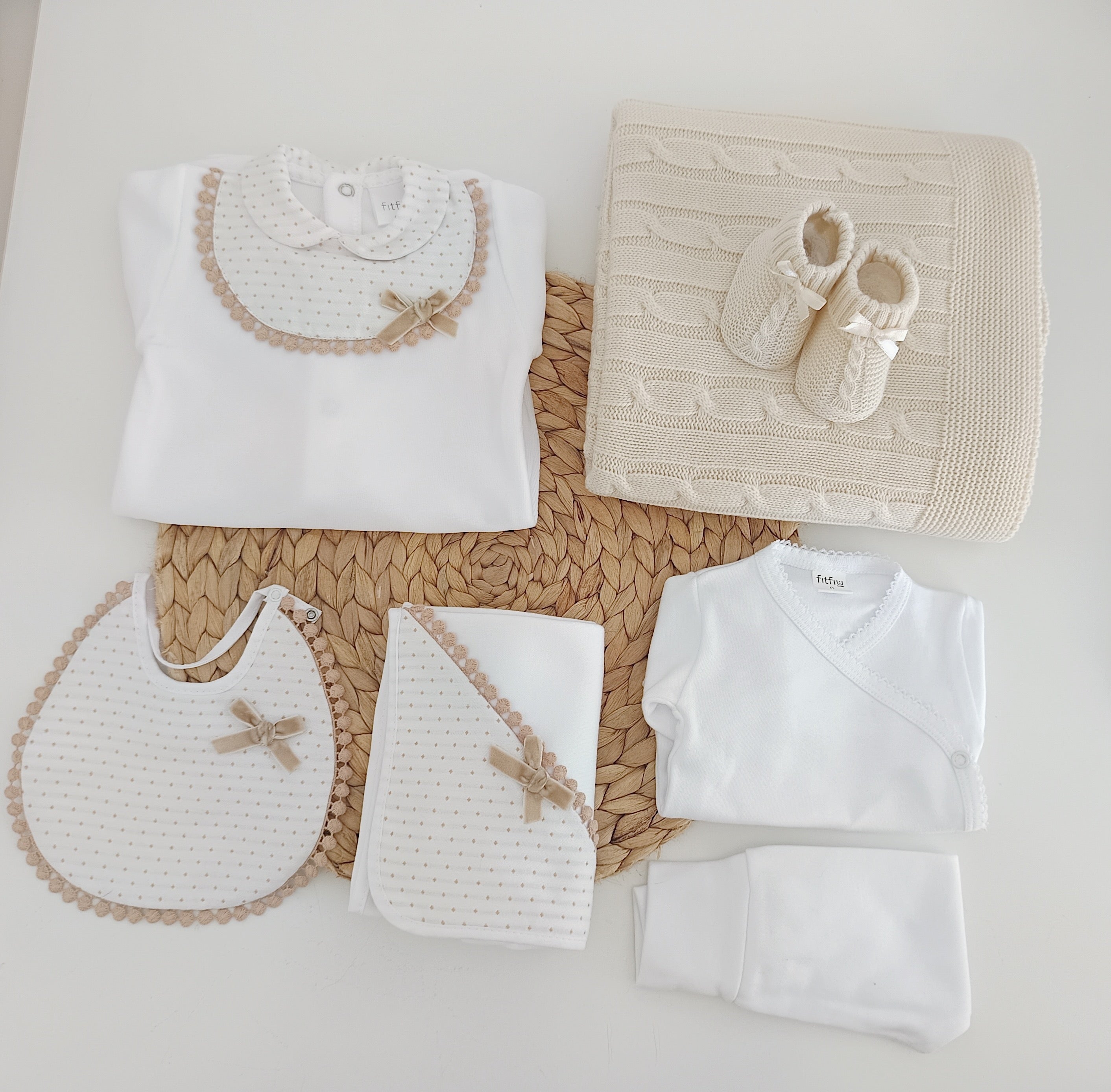 FitFiu Babies® | Kit de Maternidade Veludo Peitilho com pompons e  Laço areia